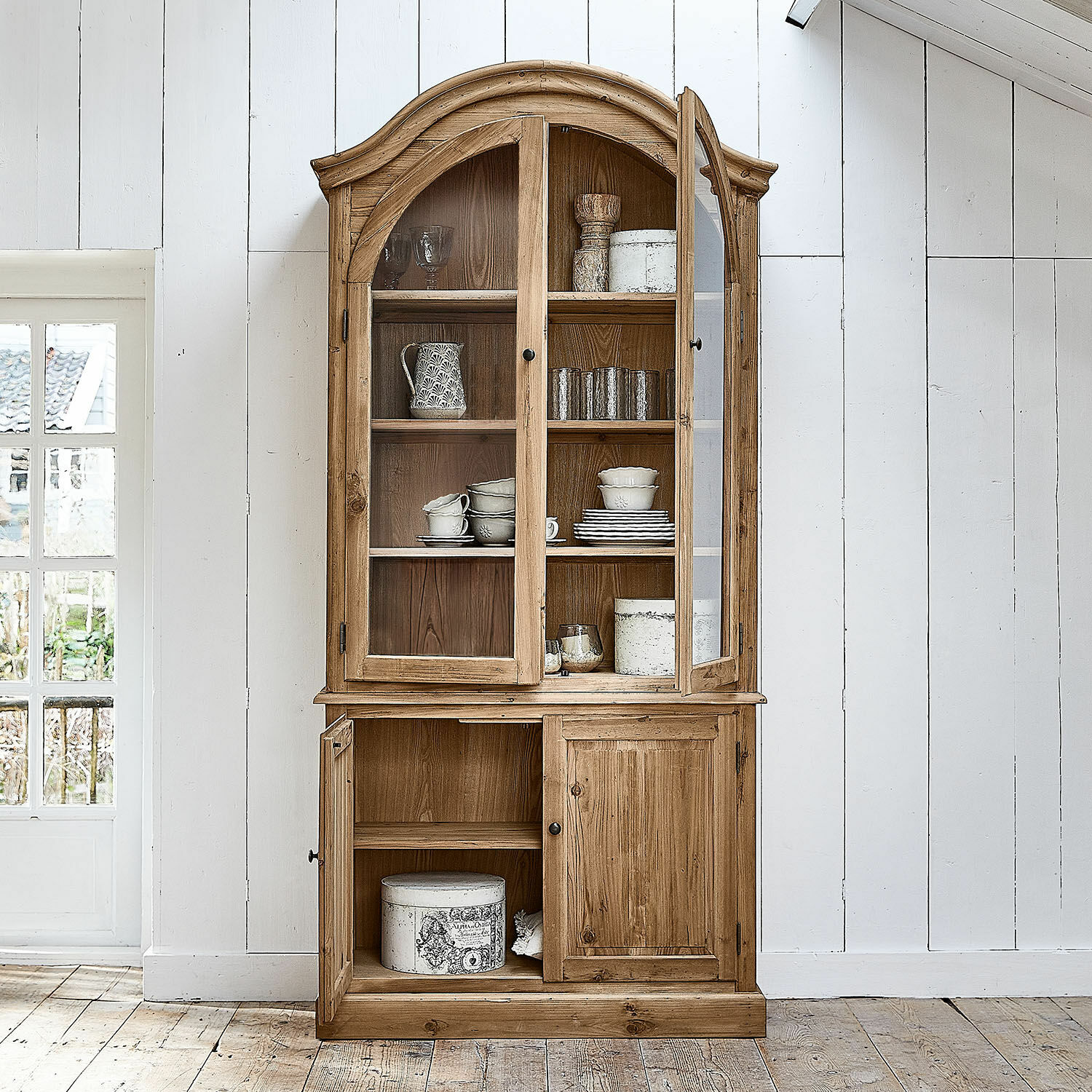 Holzvitrine mit Glastüren und Regalen in Naturfarbe, rustikales Wohnzimmermöbel