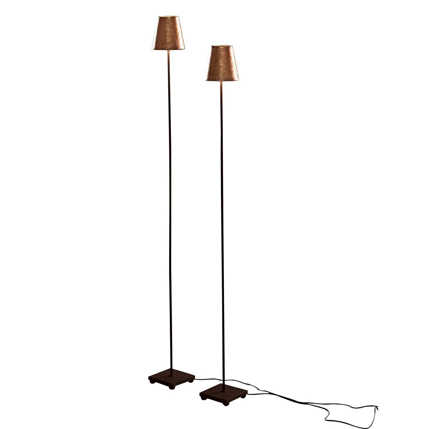 antikgold/schwarz Zweier-Set Stehlampen Tacoma mit schwarzem Metallfuß und kupferfarbenem Lampenschirm