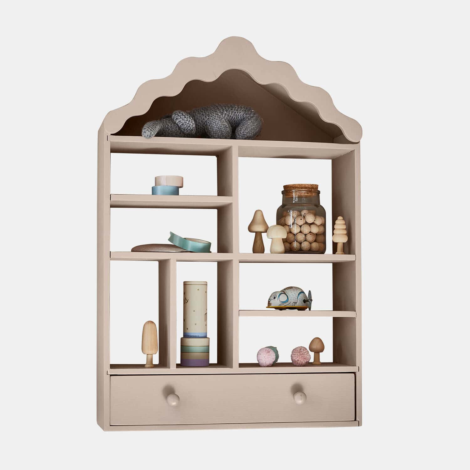 Beige Holzregal in Hausform mit Schublade und Holz- sowie Glasdekorationen