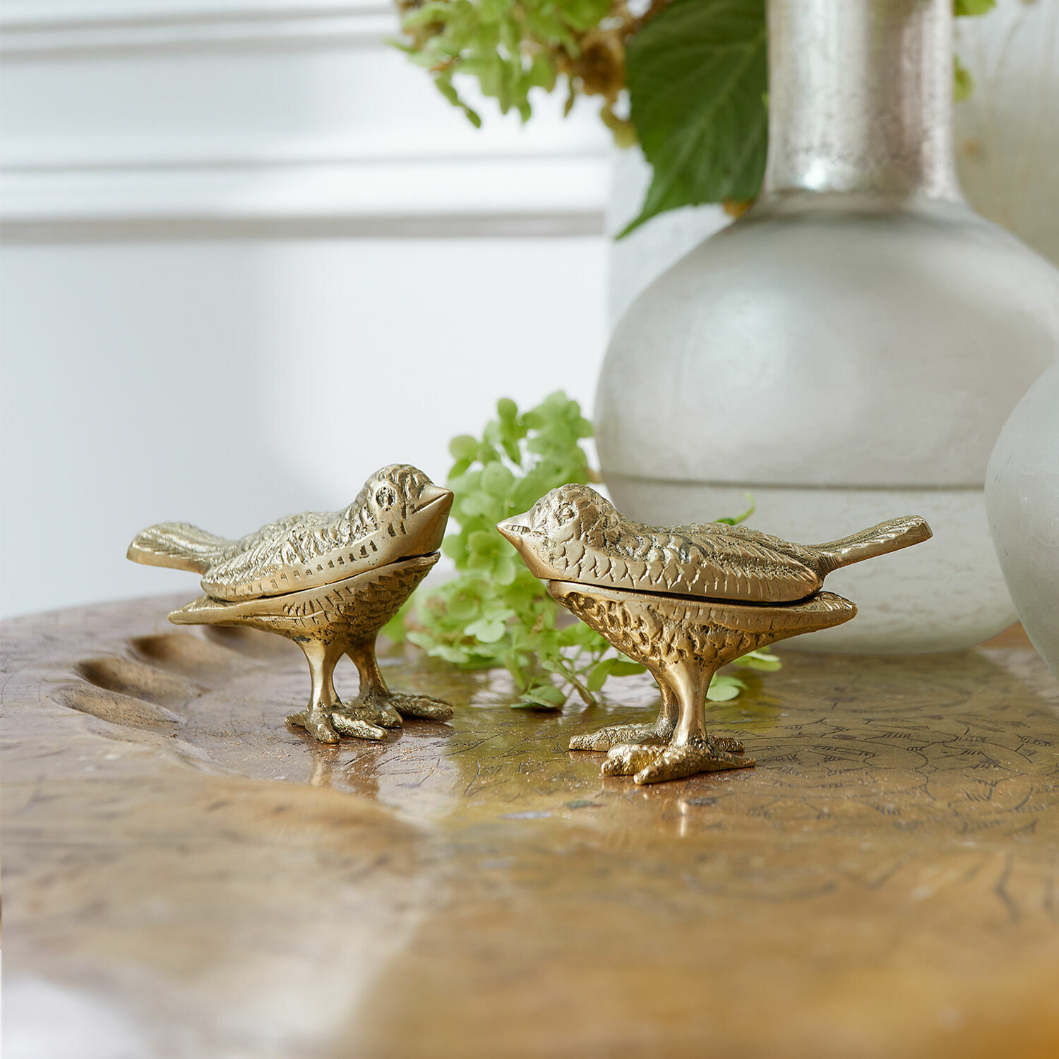 Deko-Vogel 2er Set Fairydell Zwei goldfarbene Metallvogel-Dekorationen auf Holztisch, stilvolle Wohnaccessoires