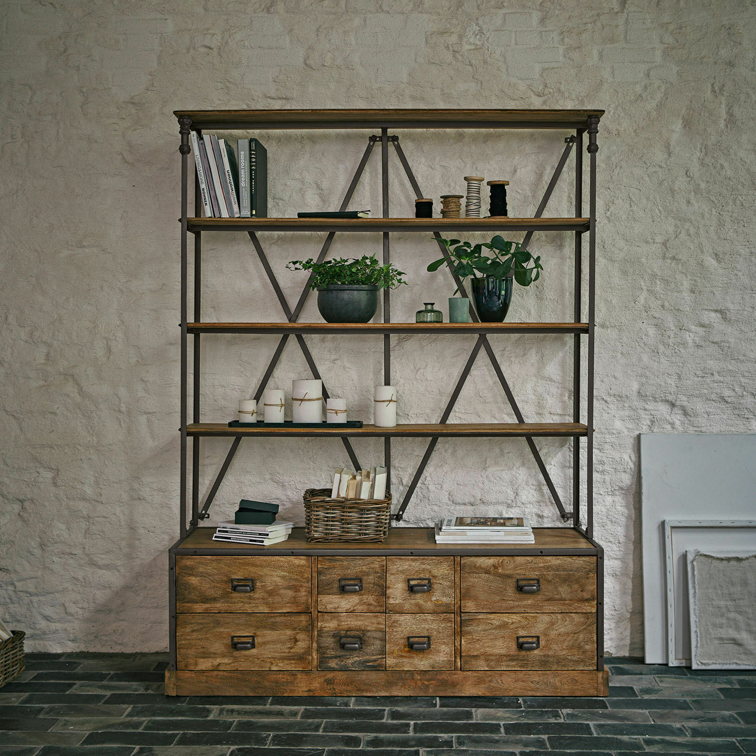 Regal aus Holz und Metall in Naturfarbe mit Schubladen und Ablagen für Bücher und Dekoration