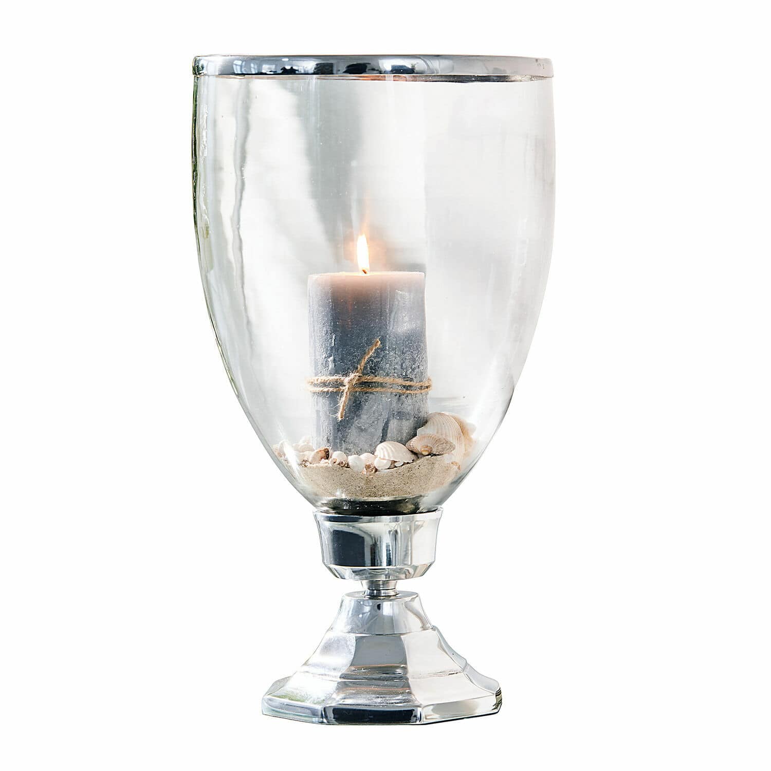 Kerzenständer Echelon Glaswindlicht mit Metallfuß und grauer Kerze auf Sand und Muscheln, stilvolle Wohnraumdeko