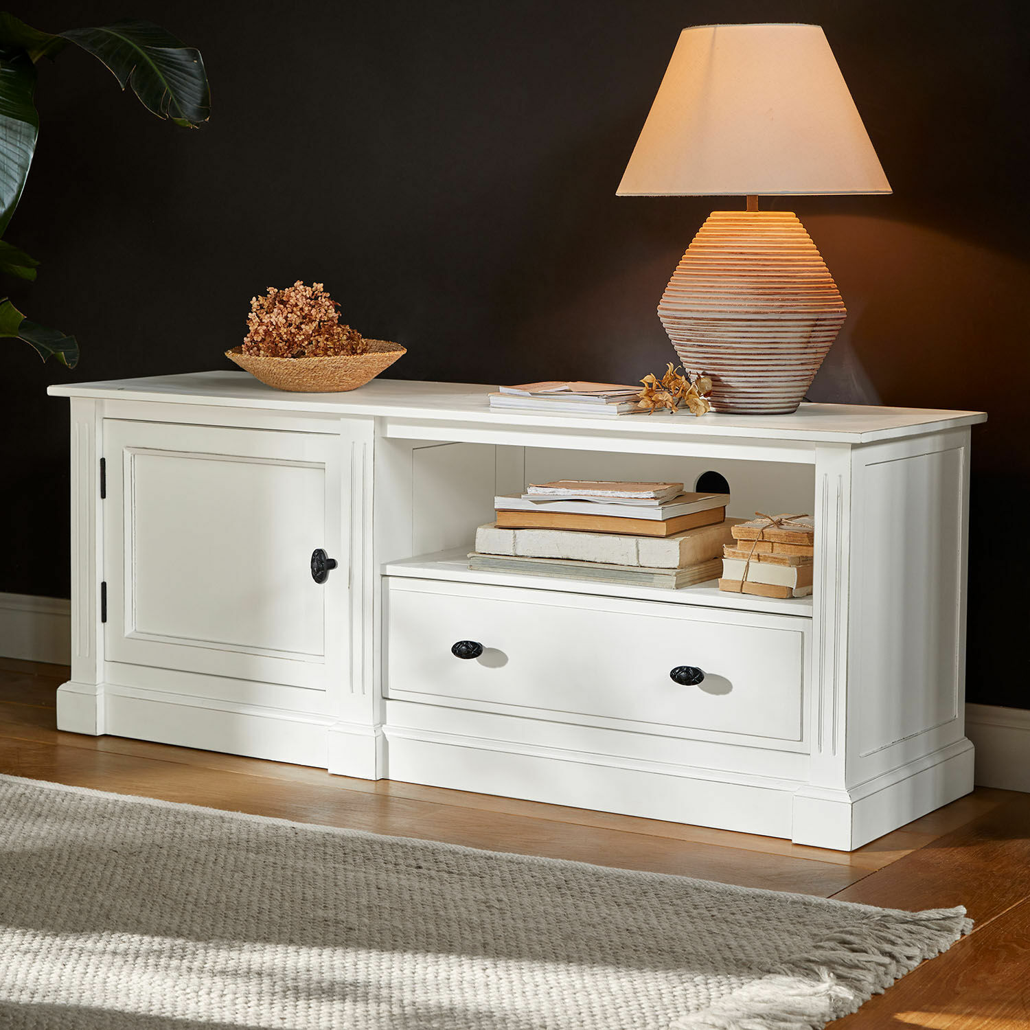 Sideboard Lune Sauvage Weiße Holzkommode mit Schublade und Tür, dekorative Lampe und Bücher darauf