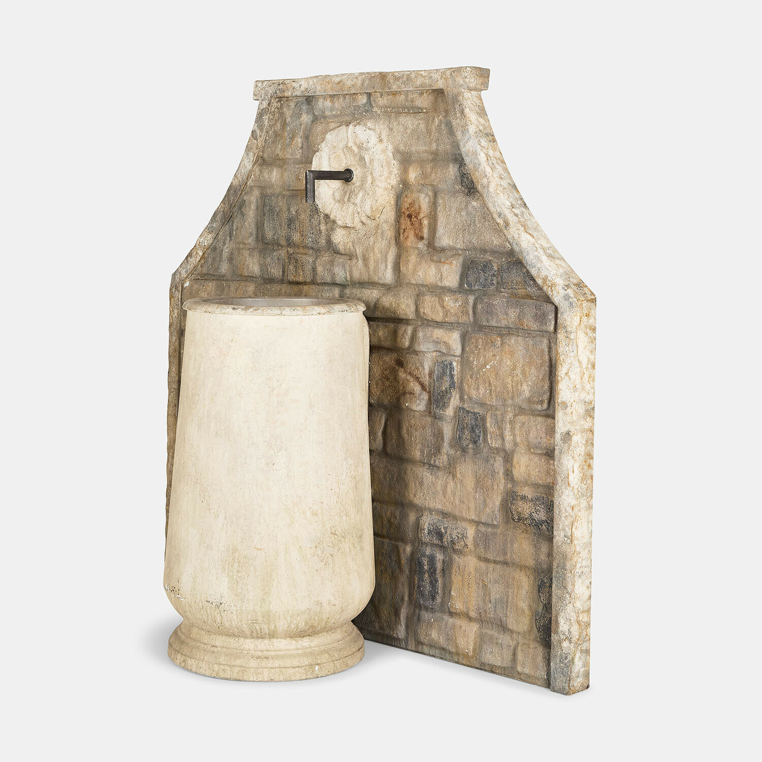Dekorativer Wandbrunnen aus beigem Stein mit großem Steintopf