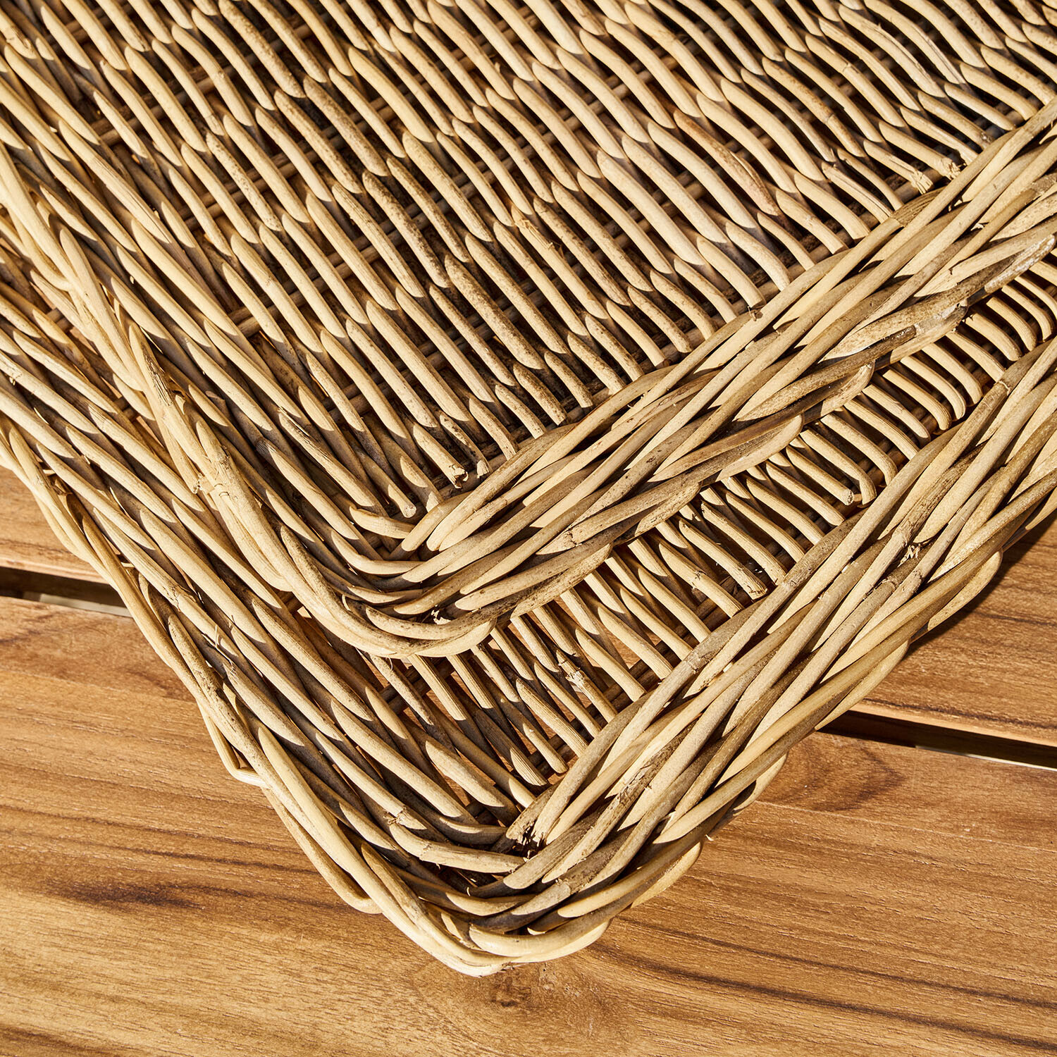 Natürliche beige Rattan-Tischunterlage auf Holzoberfläche, dekoratives Tischzubehör