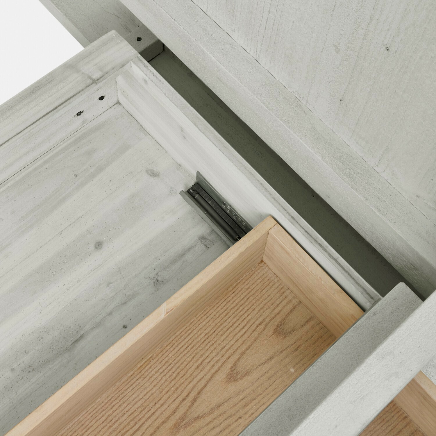 Weißer Holz-Bettgestell mit sichtbarer Holzstruktur und dunkelblauer Wand im Hintergrund