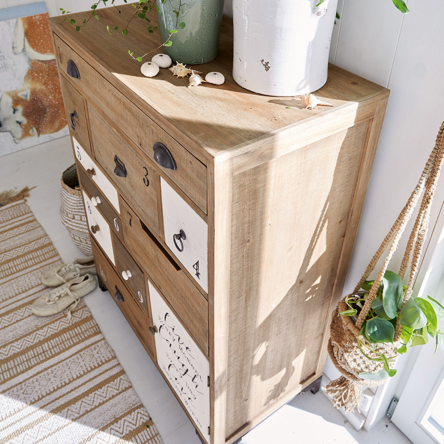 Holzkommode mit zahlreichen Schubladen in Natur- und Weißtönen, dekorativ und praktisch im Wohnraum