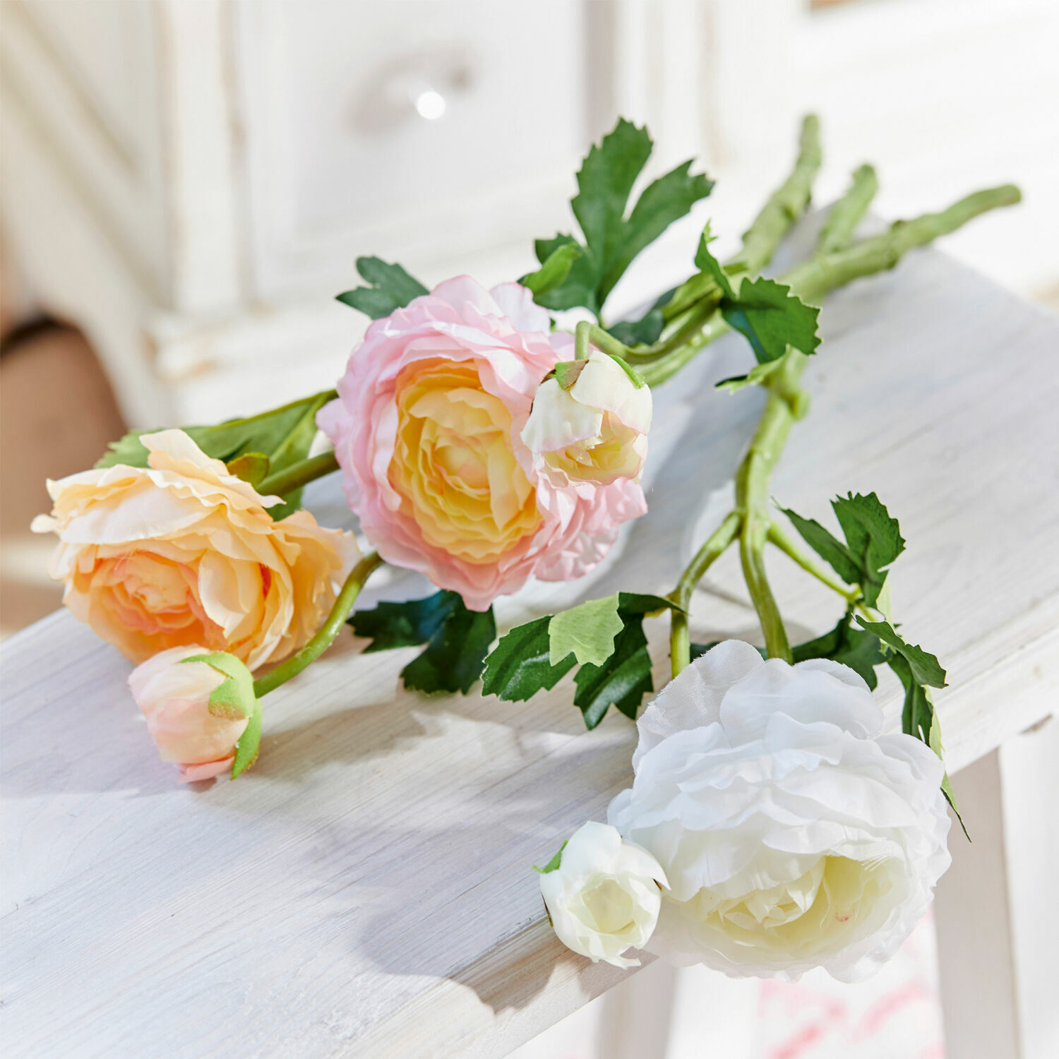 Künstliche Pfingstrosen in Weiß, Rosa und Pfirsichfarben auf hellem Untergrund, Wohnraumdekoration