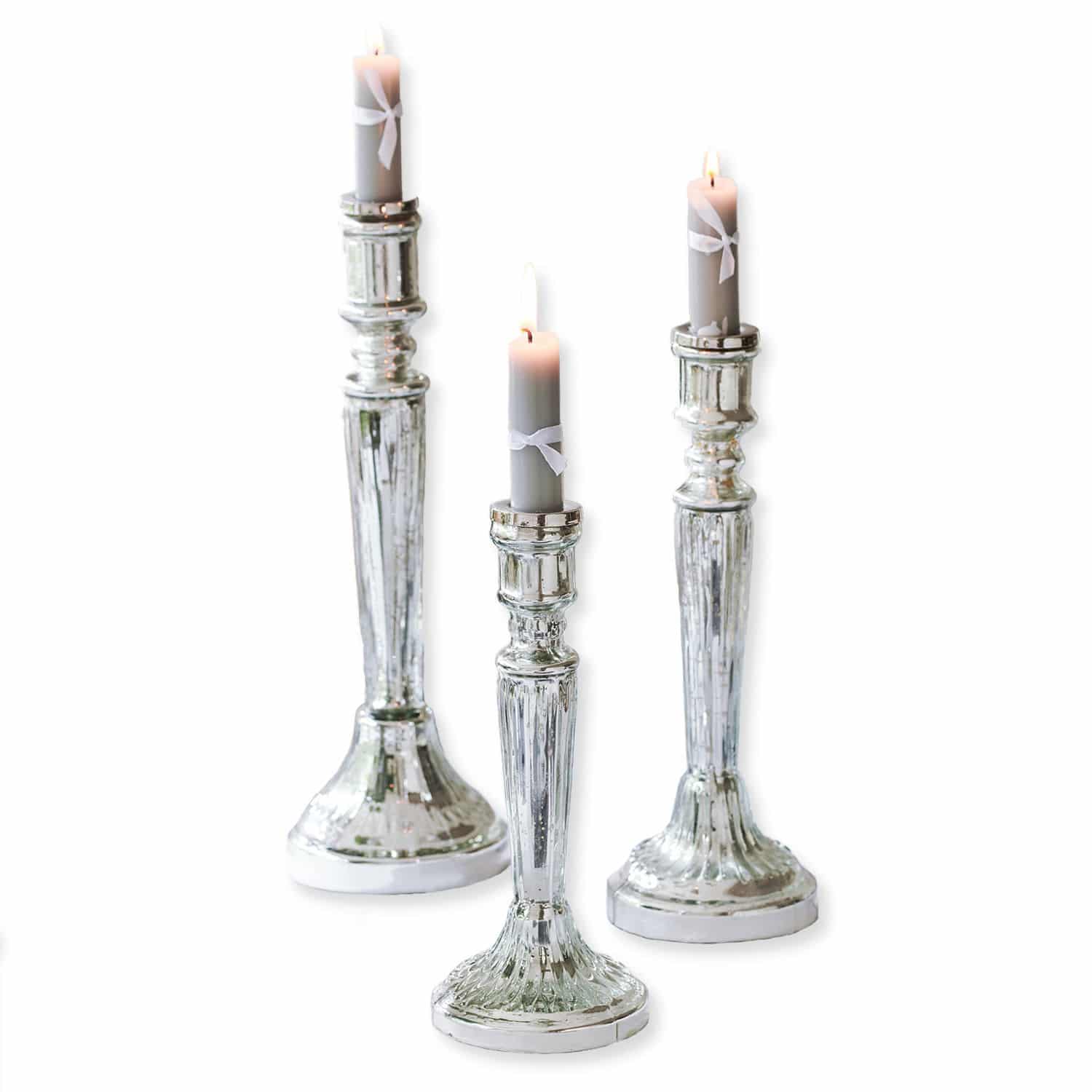 Kerzenständer 3er Set Riley Set aus drei silbernen Kerzenhaltern mit grauen Kerzen und weißen Schleifen, Tischdekoration