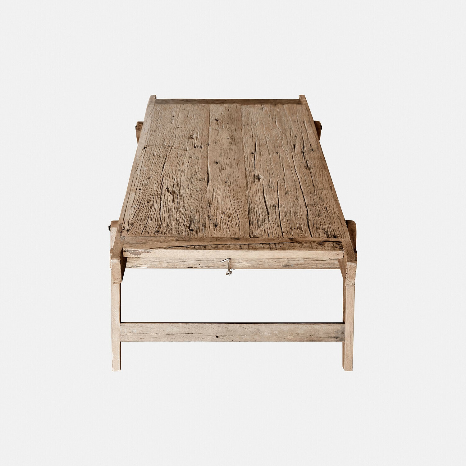 Couchtisch aus Holz mit natürlicher rustikaler Maserung in hellem Braun für Wohnzimmer