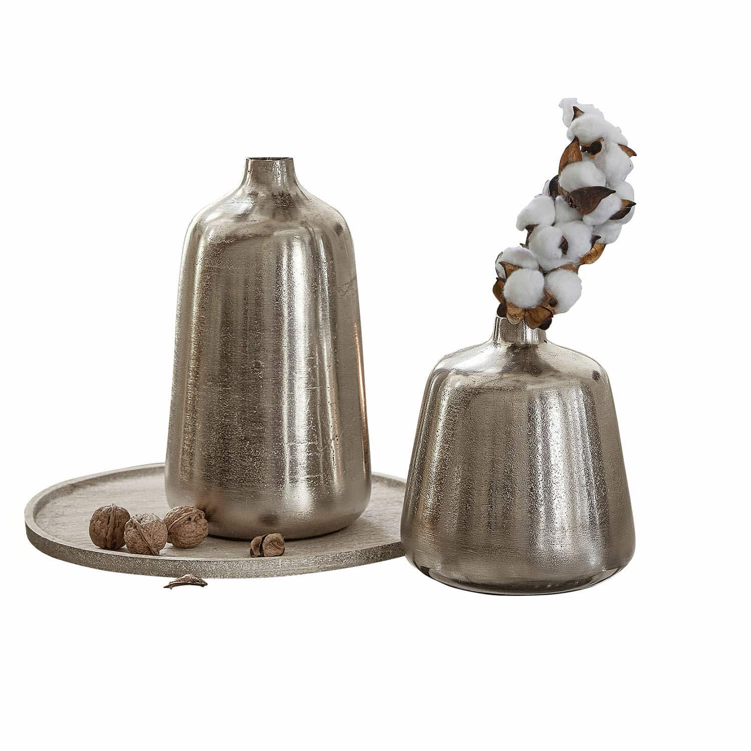 Vase 2er Set Orabela Set aus zwei silbernen Metallvasen auf Tablett mit Baumwollzweig und Walnüssen, Wohnaccessoire