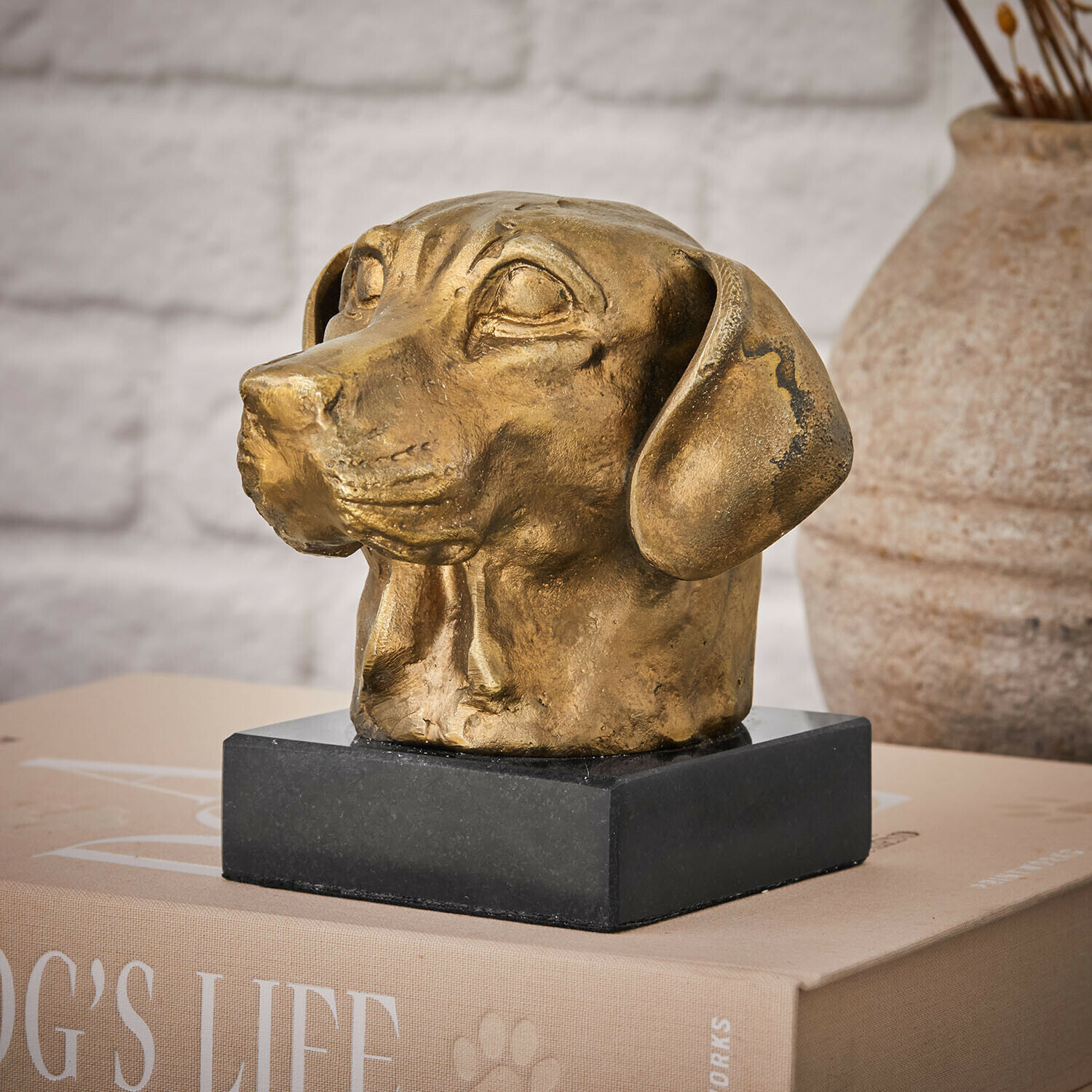 Büste Nareen Goldfarbene Hundekopf-Skulptur aus Metall auf schwarzem Sockel, stilvolle Wohnraumdekoration