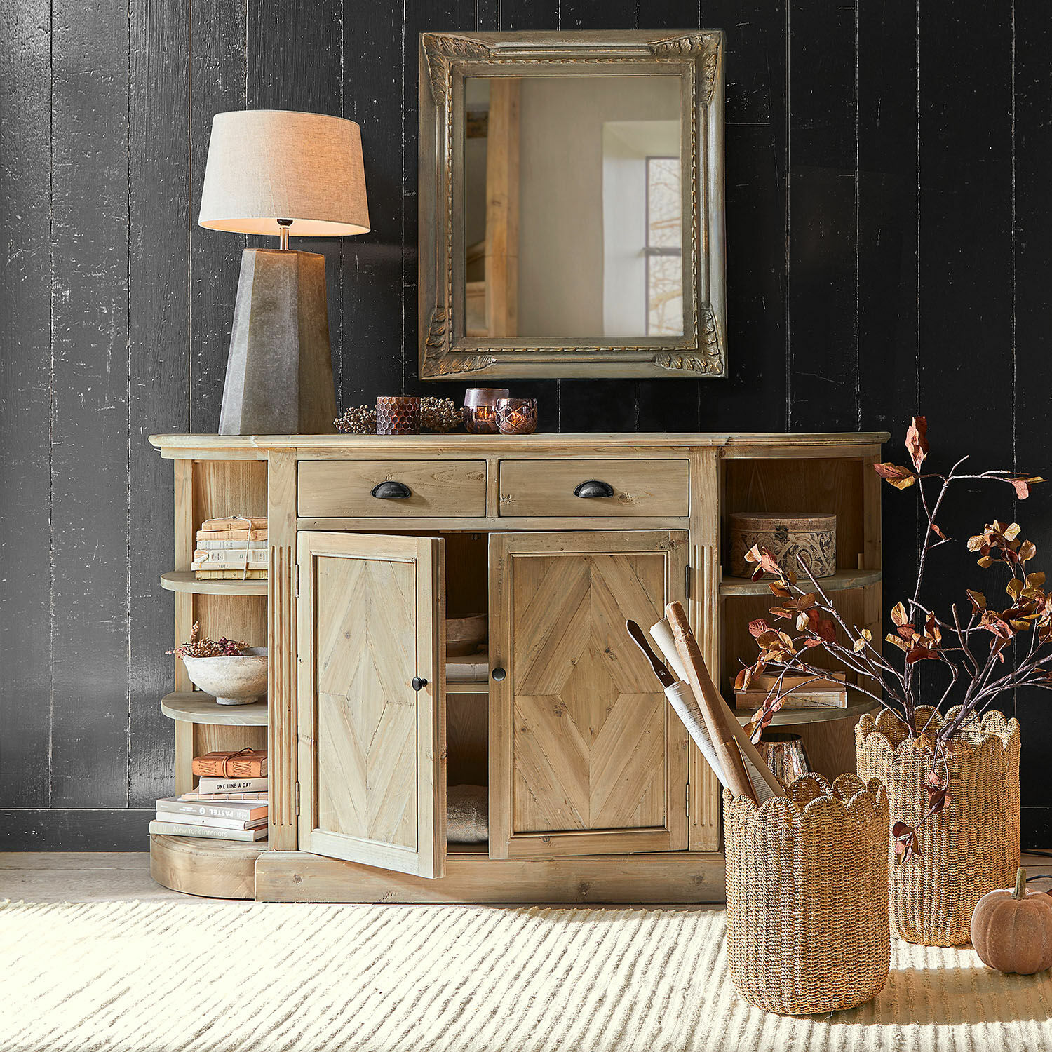 Kommode Tressique Holzkommode in Naturfarbe mit Schubladen und Regalen, Lampe und Dekoration im Wohnzimmer