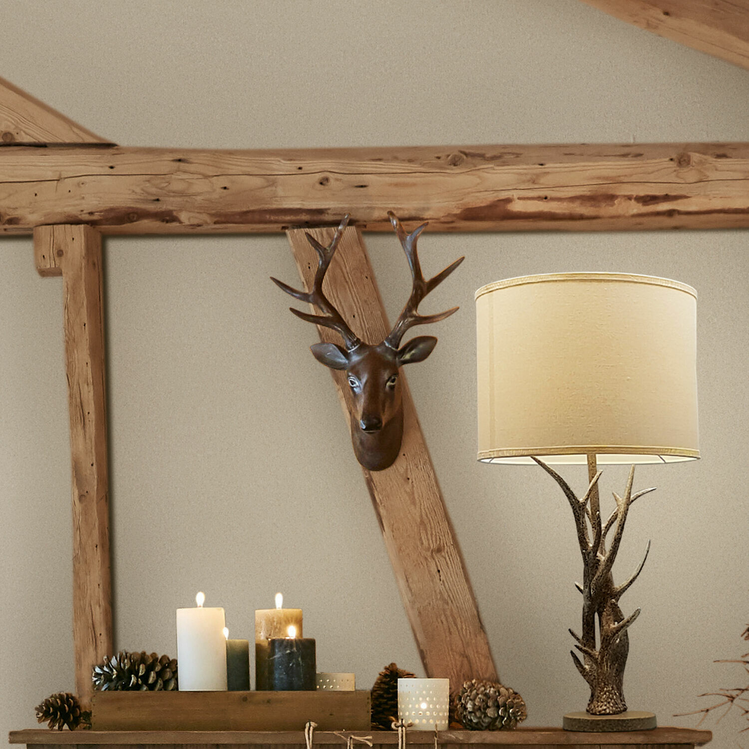 Tischlampe mit beigem Lampenschirm und Hirschgeweih-Fuß, rustikale Wohnraumdekoration