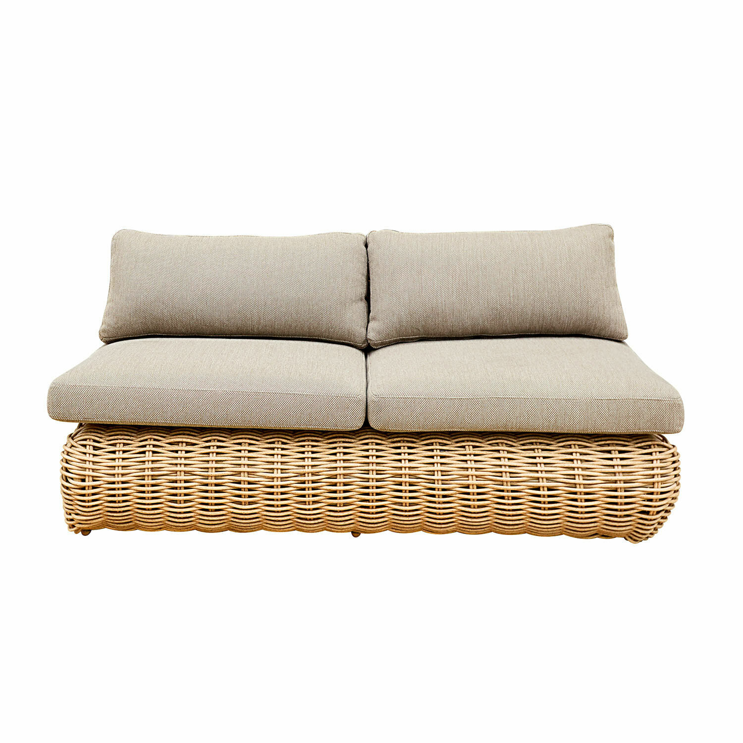Rattansofa mit beigen Polsterkissen und weichem Stoffbezug, gemütliches Wohnzimmermöbel