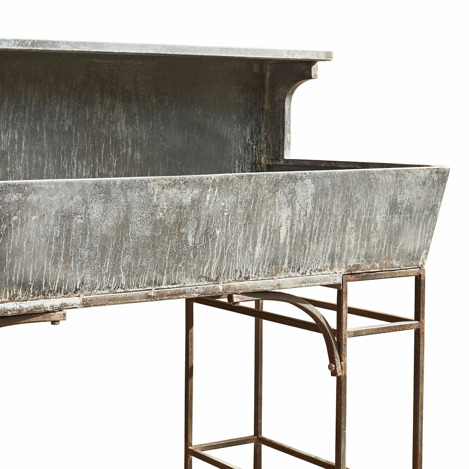 Metallpflanzgefäß auf Gestell mit grauer Patina für Garten- und Terrassendekor
