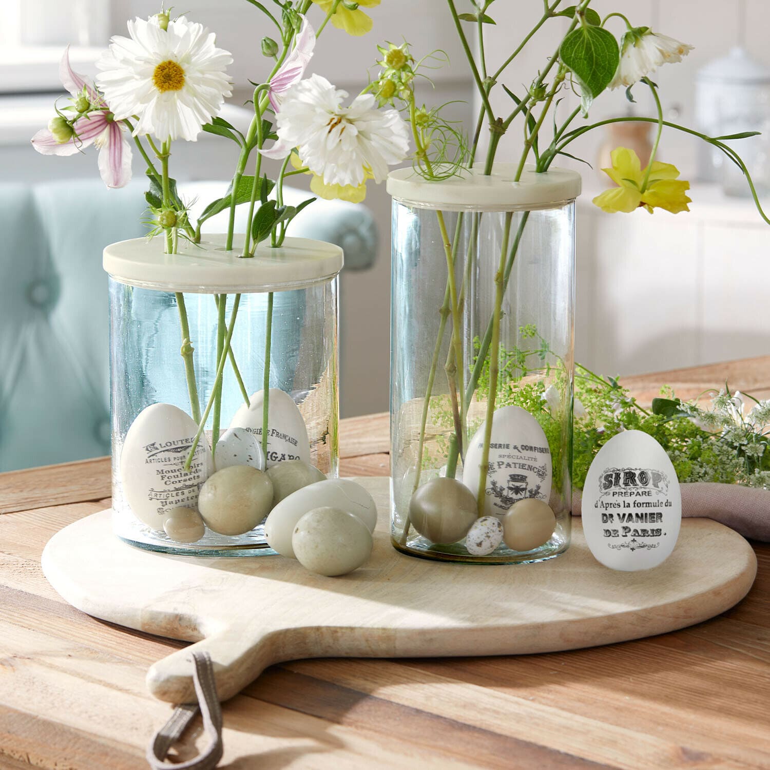 Osterei 4er Set Maison Vélour Glasvasen mit weißen und beigen Dekoeiern und Blumen auf Holzbrett als Tischdeko