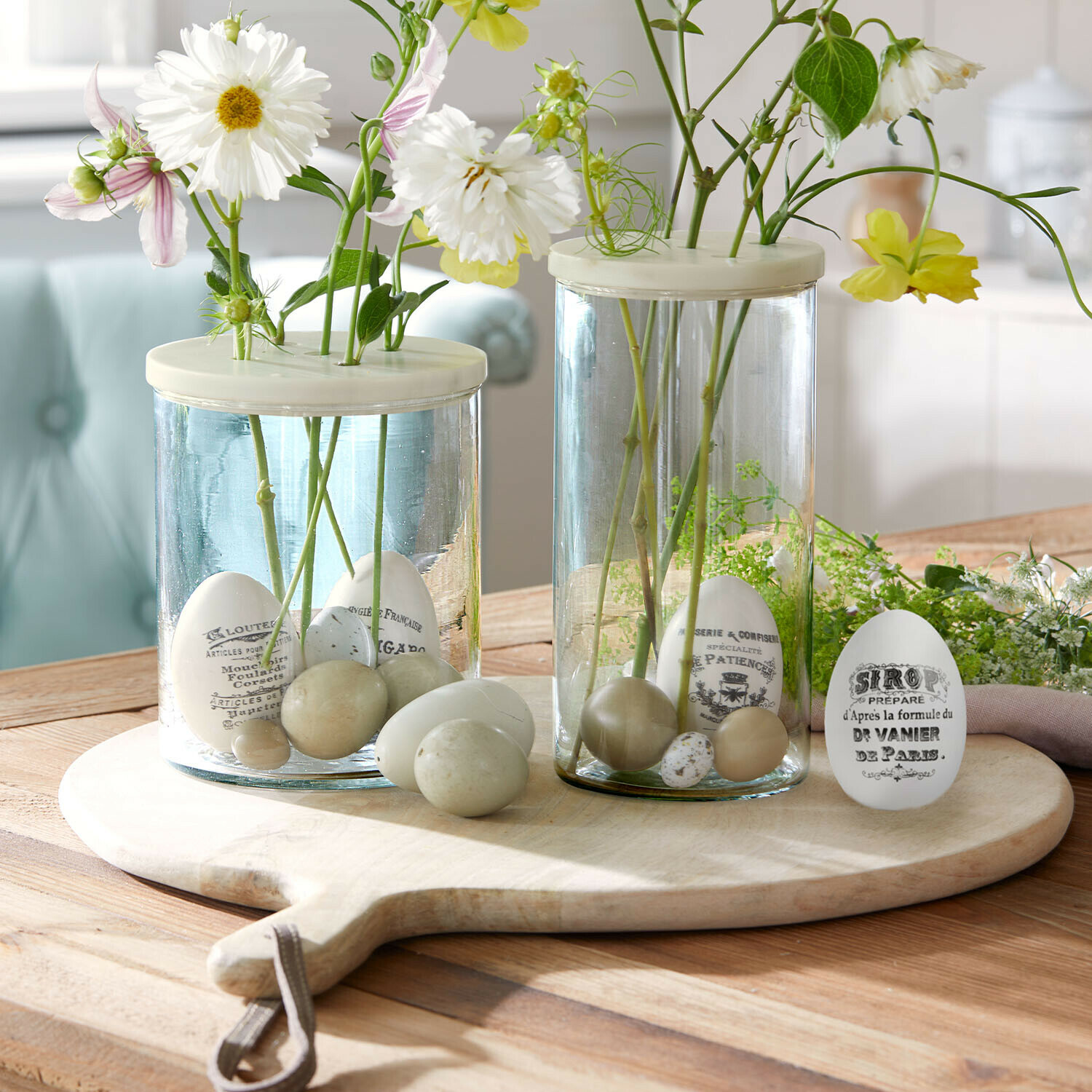 Osterei 4er Set Maison Vélour Glasvasen mit weißen und beigen Dekoeiern und Blumen auf Holzbrett als Tischdeko