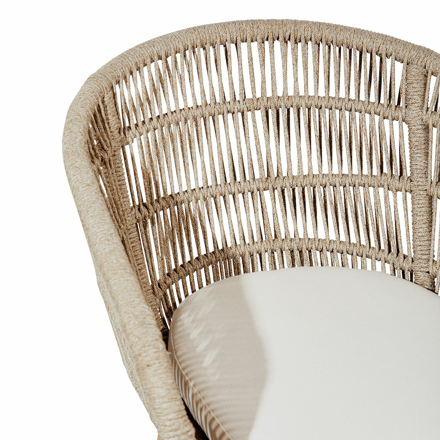 Stuhl aus beigem Seil mit hellem Polster, ideal für Garten und Terrasse