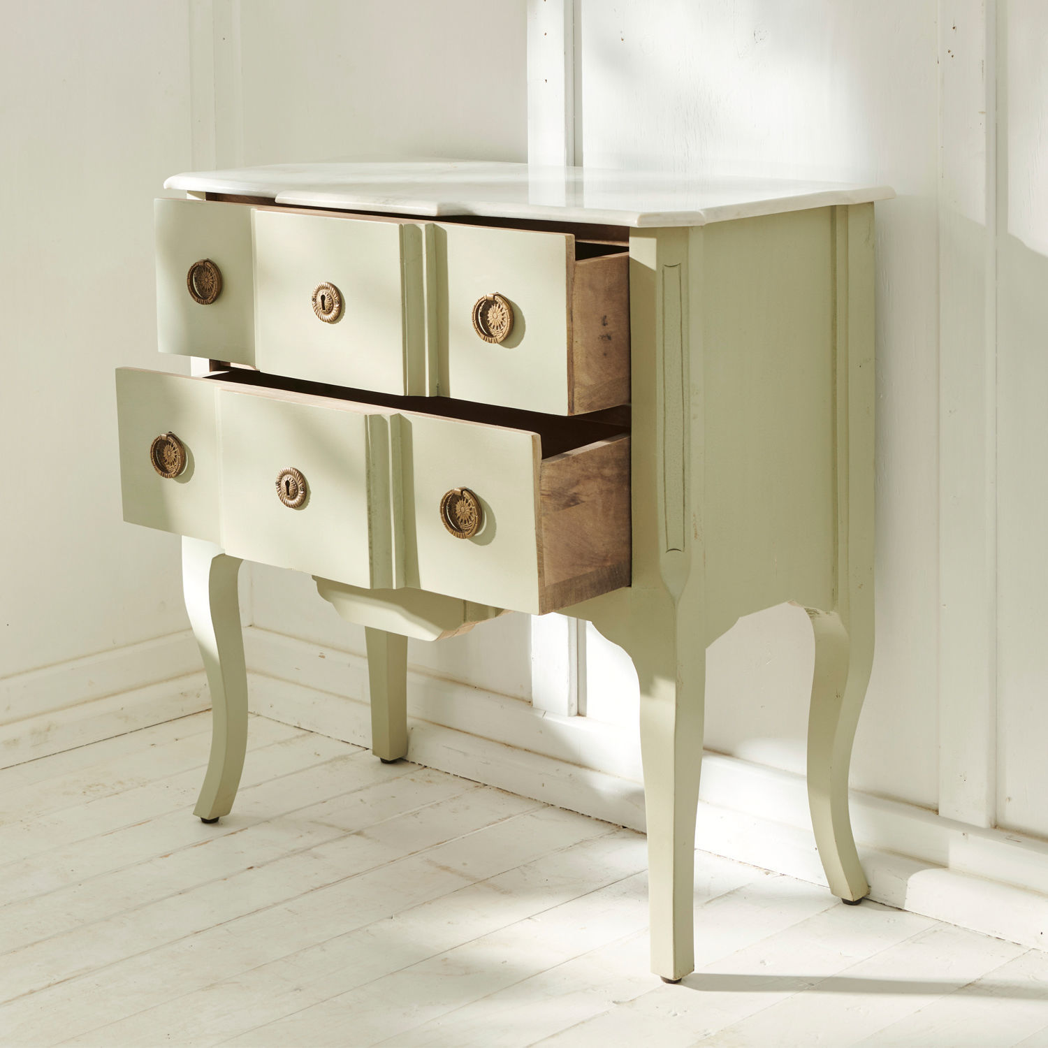 Cremefarbene Holzkommode mit Marmorplatte und dekorativen Griffen, elegantes Wohnzimmermöbel