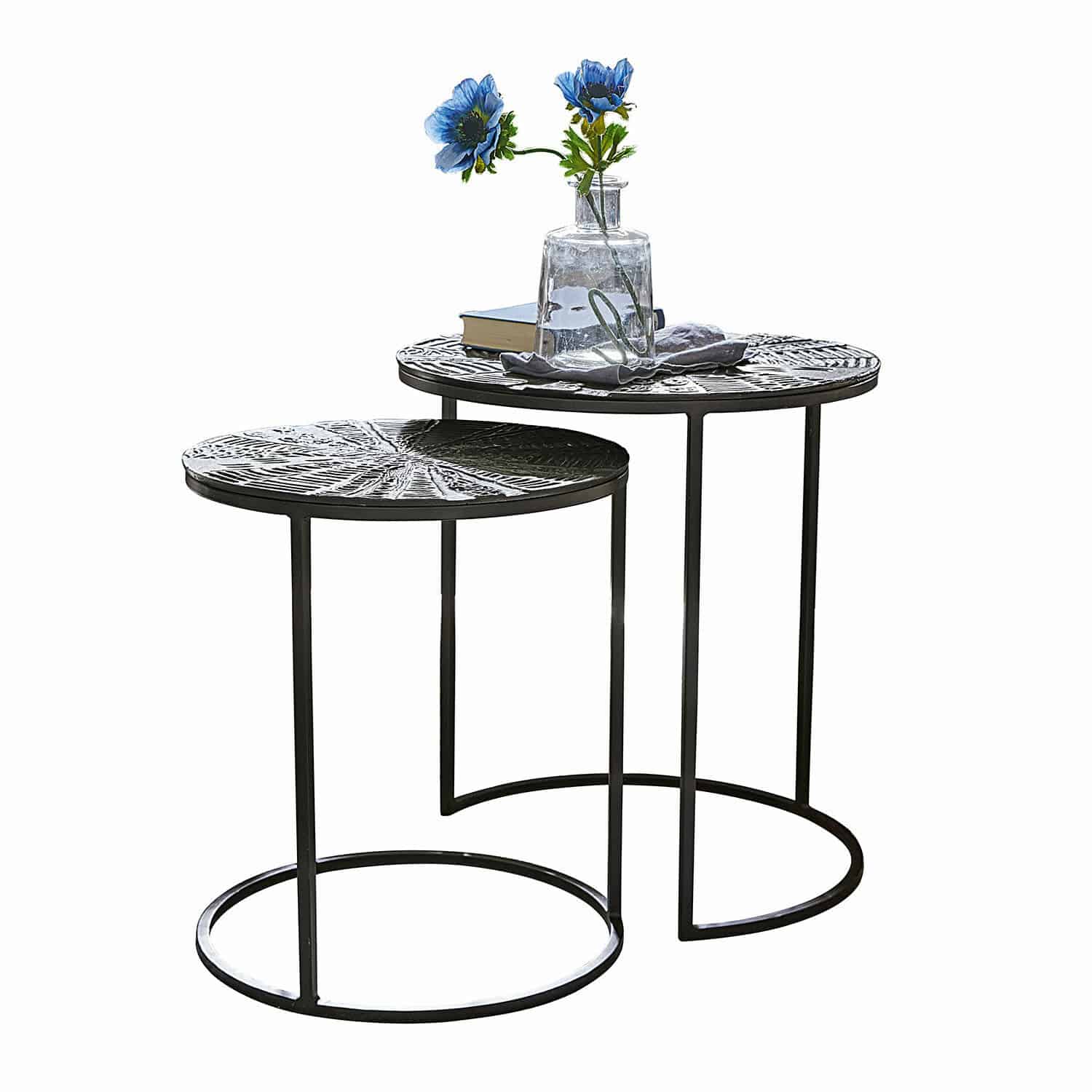 Beistelltisch 2er Set Petrosini Zweier-Set schwarze Metall-Beistelltische mit dekorativer Platte und Vase mit blauen Blumen