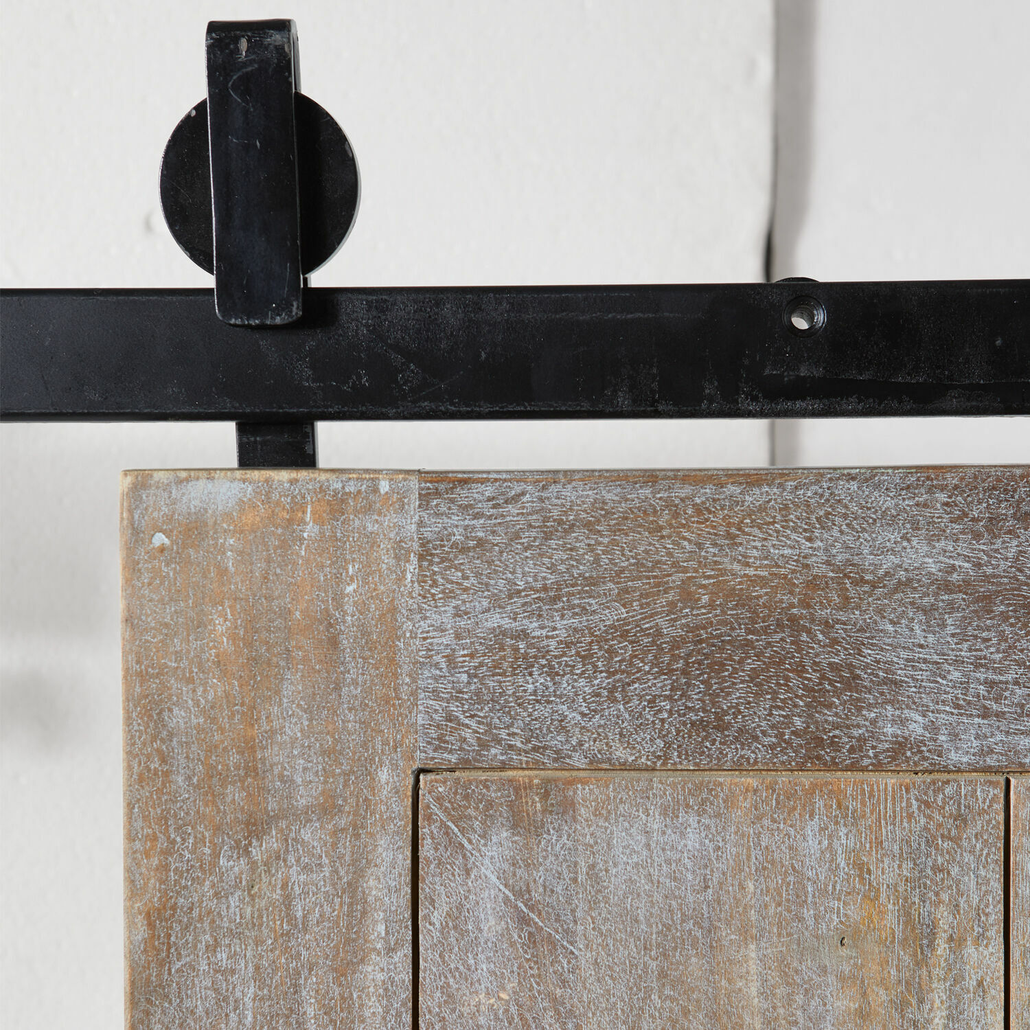 Türblatt aus braunem, gealtertem Holz mit schwarzem Metall-Schiebehaken