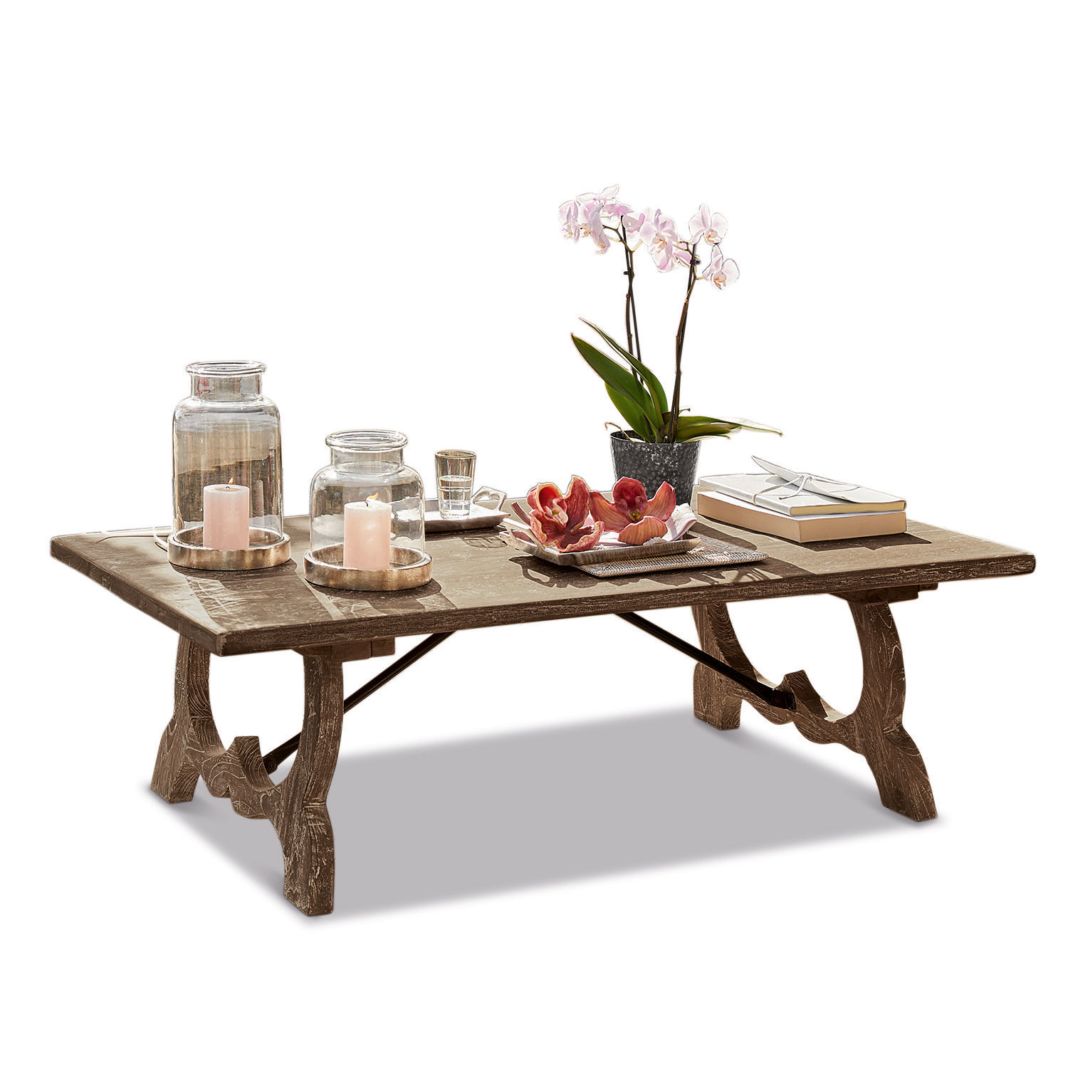 Brauner Holzcouchtisch mit Kerzen, Orchidee und Büchern als Dekoration