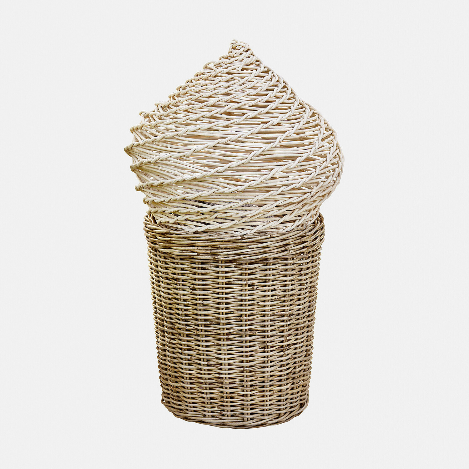 Weidenkorb in natürlichem Beige in Form eines Eistüten, dekorativ und praktisch zur Aufbewahrung