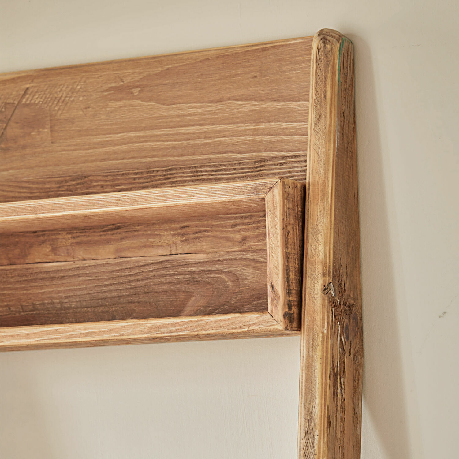 Natürliches Holzkopfteil in hellbrauner Farbe mit sichtbarer Holzmaserung für das Bett