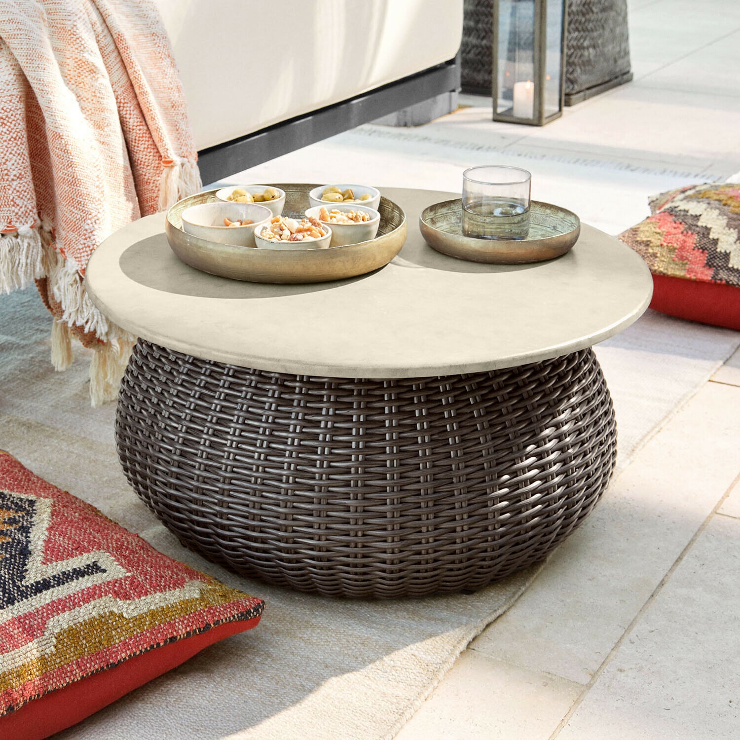 Couchtisch Tarevo Runder Couchtisch aus braunem Rattan mit hellem Tischplatte, ideal für Garten und Terrasse