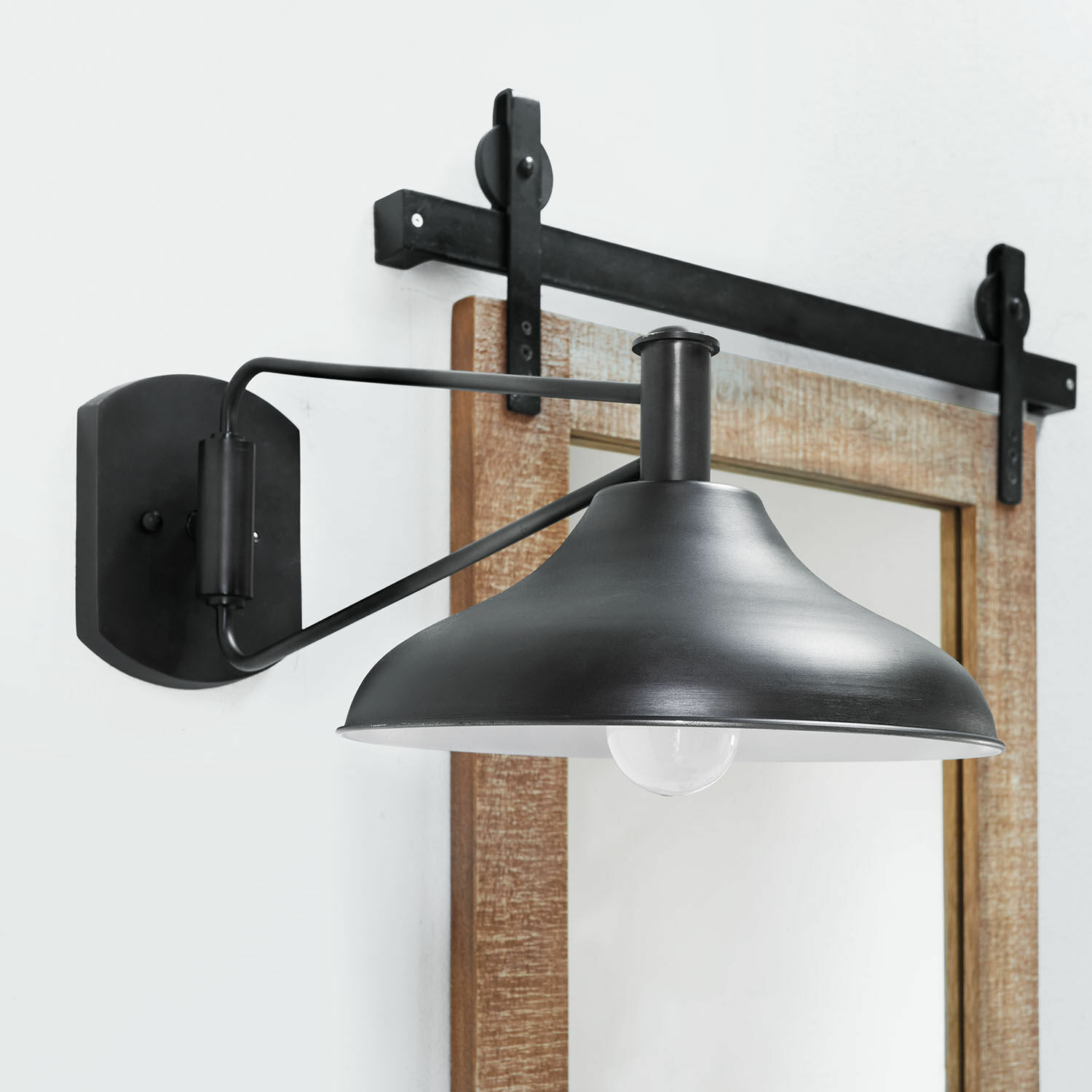 Wandlampe Parthenay Schwarze Metall-Wandleuchte mit breitem Schirm für industrielle Innenbeleuchtung