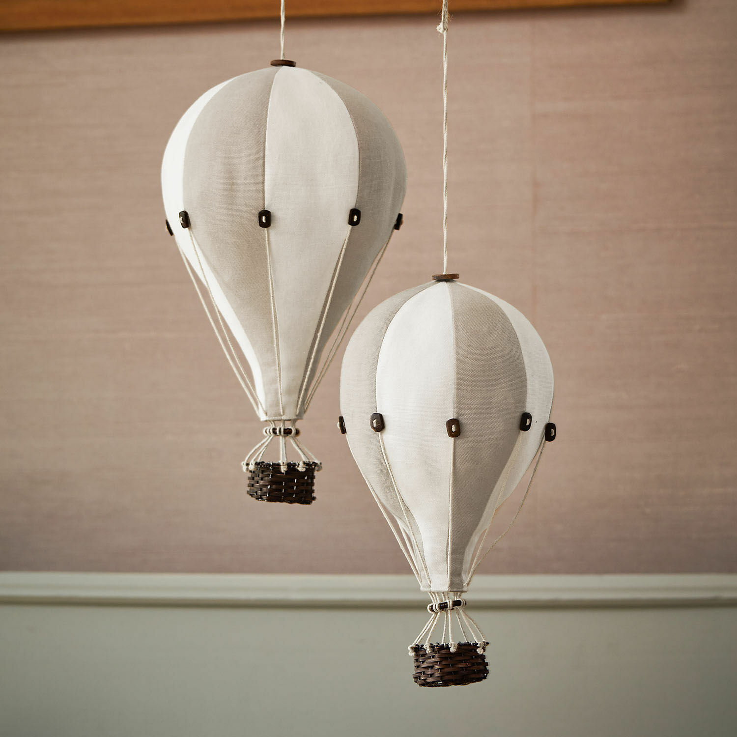 Deko-Heißluftballon 2er Set Merrybean Dekorative hängende Heißluftballons aus Stoff in Beige-Weiß für Wohnräume