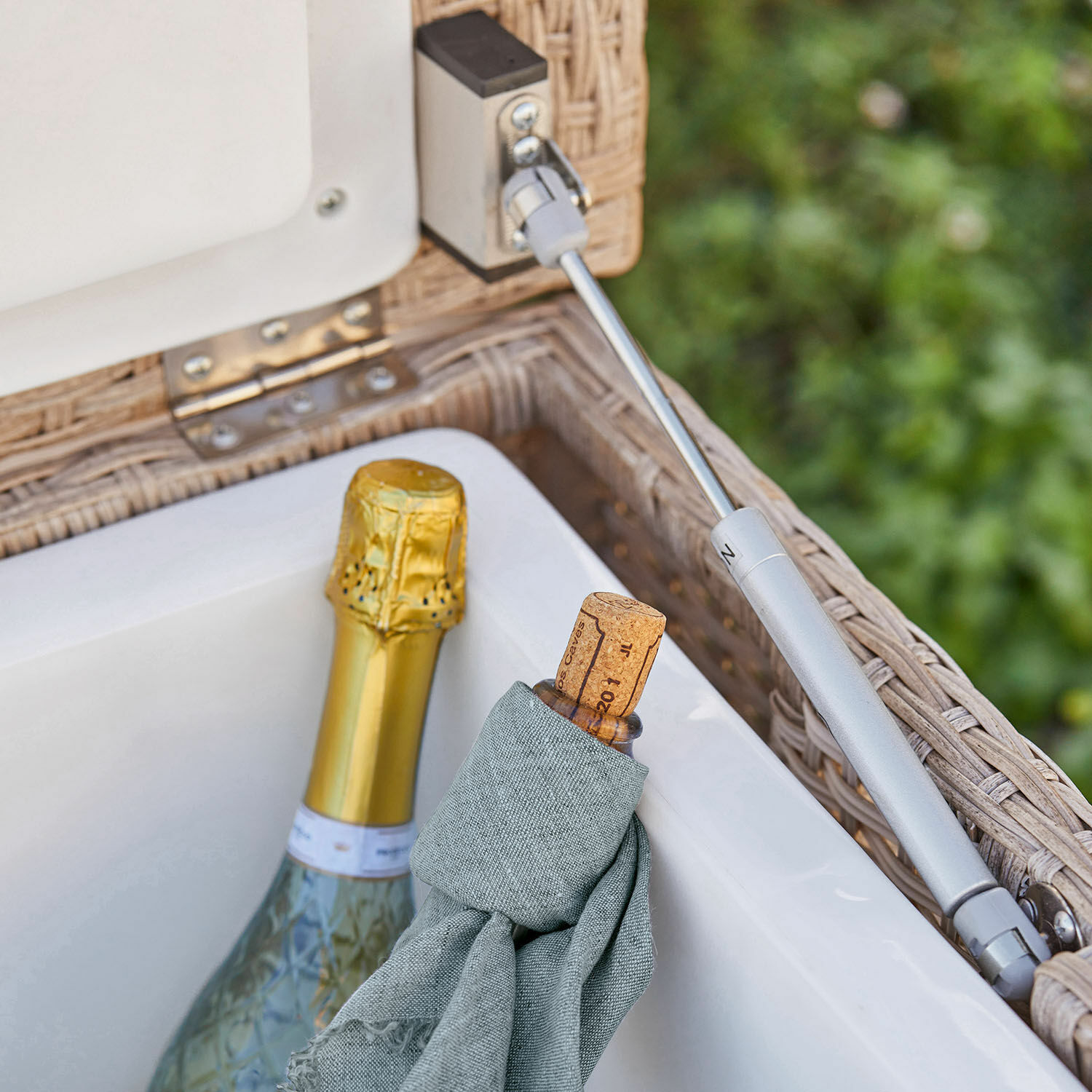 Wickelkühlbox mit weißem Innenraum und Metallverschluss, geeignet für Wein- und Champagnerflaschen