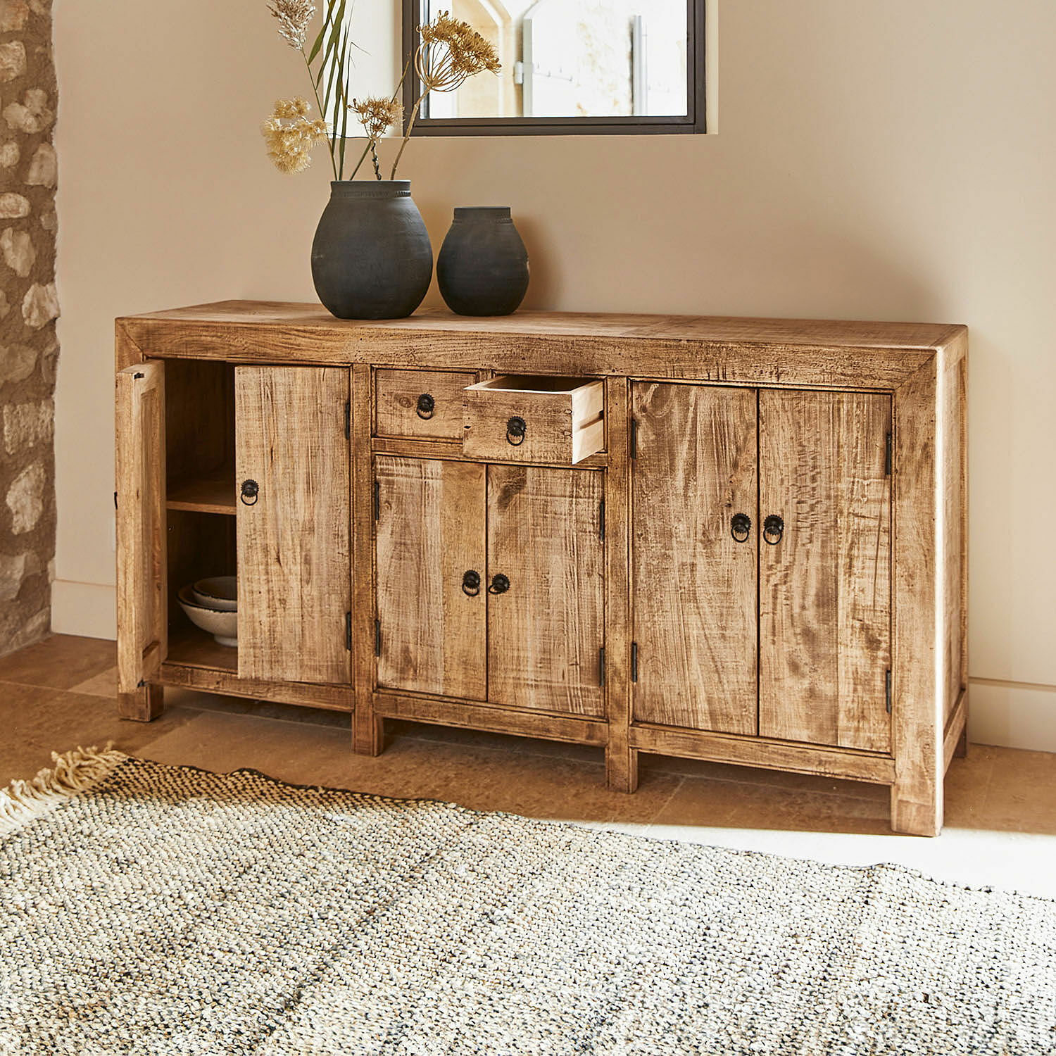 Rustikales Sideboard aus Naturholz mit Schublade und Türen für Stauraum im Wohnzimmer