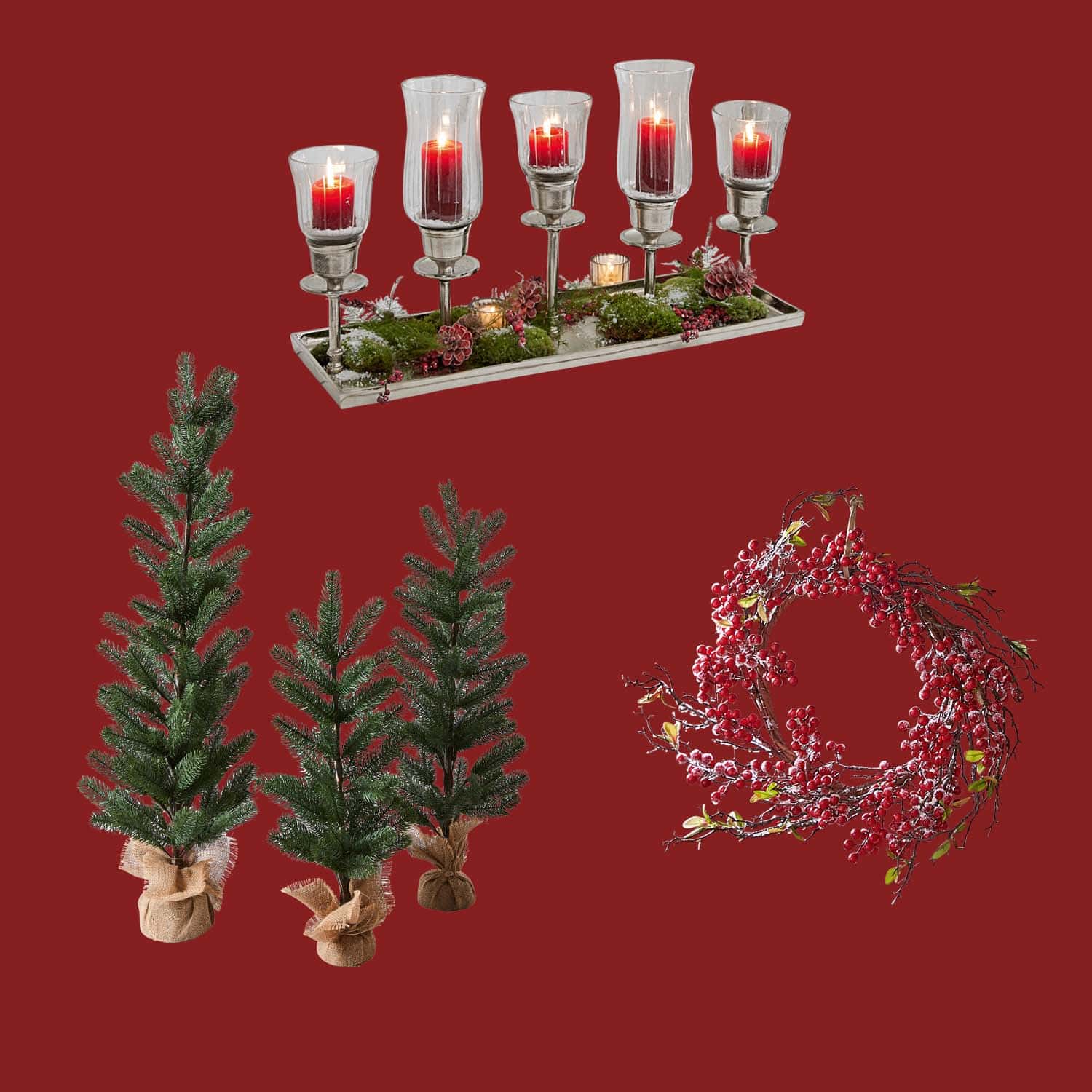 Weihnachtsdeko mit roten Kerzen in Glaswindlichtern, künstlichen Tannenbäumen und rotem Beerenkranz