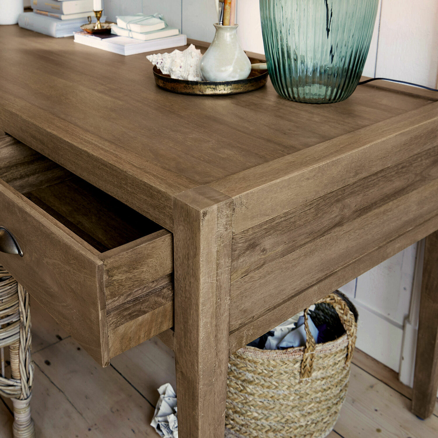 Massives Holzschreibtisch mit geöffneter Schublade in natürlicher Farbe, stilvolles Möbelstück