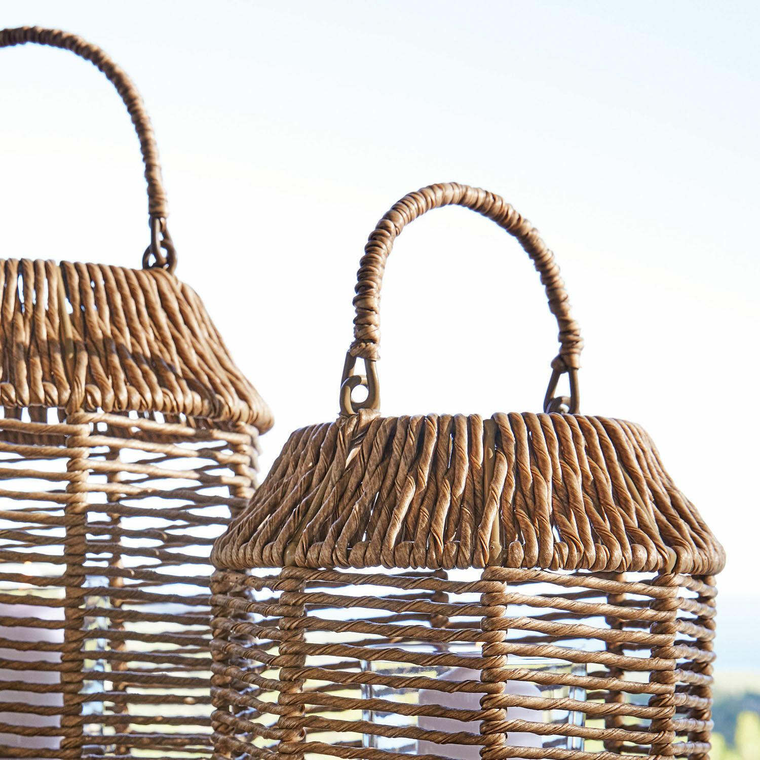 Laterne aus geflochtenem Rattan in Naturfarbe mit Griff, Garten-Dekoration und LED-Beleuchtung