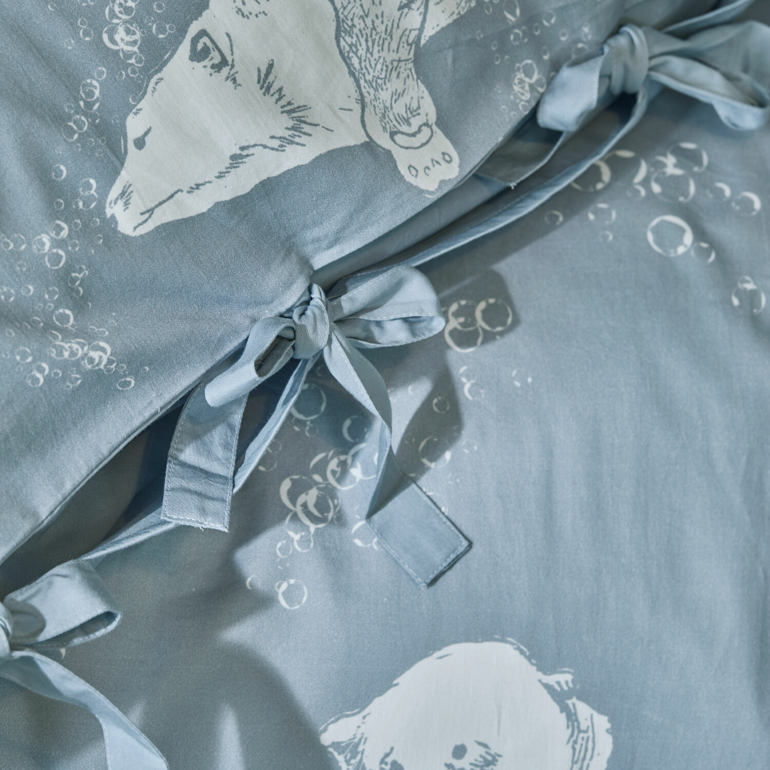 Blaue Baumwollbettwäsche mit weißen Bärenmotiven und Bindebändern, weich und dekorativ