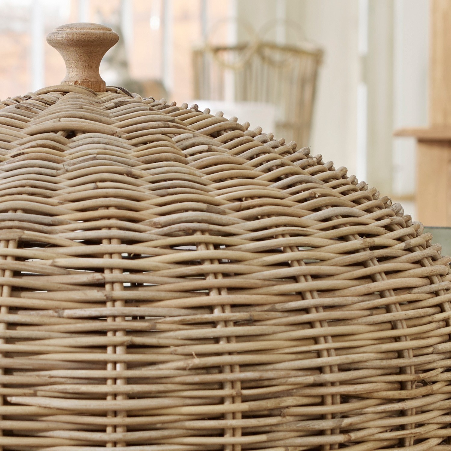 Heller natürlicher Rattankorb mit Holzgriff, Boho-Stil Wohnaccessoire