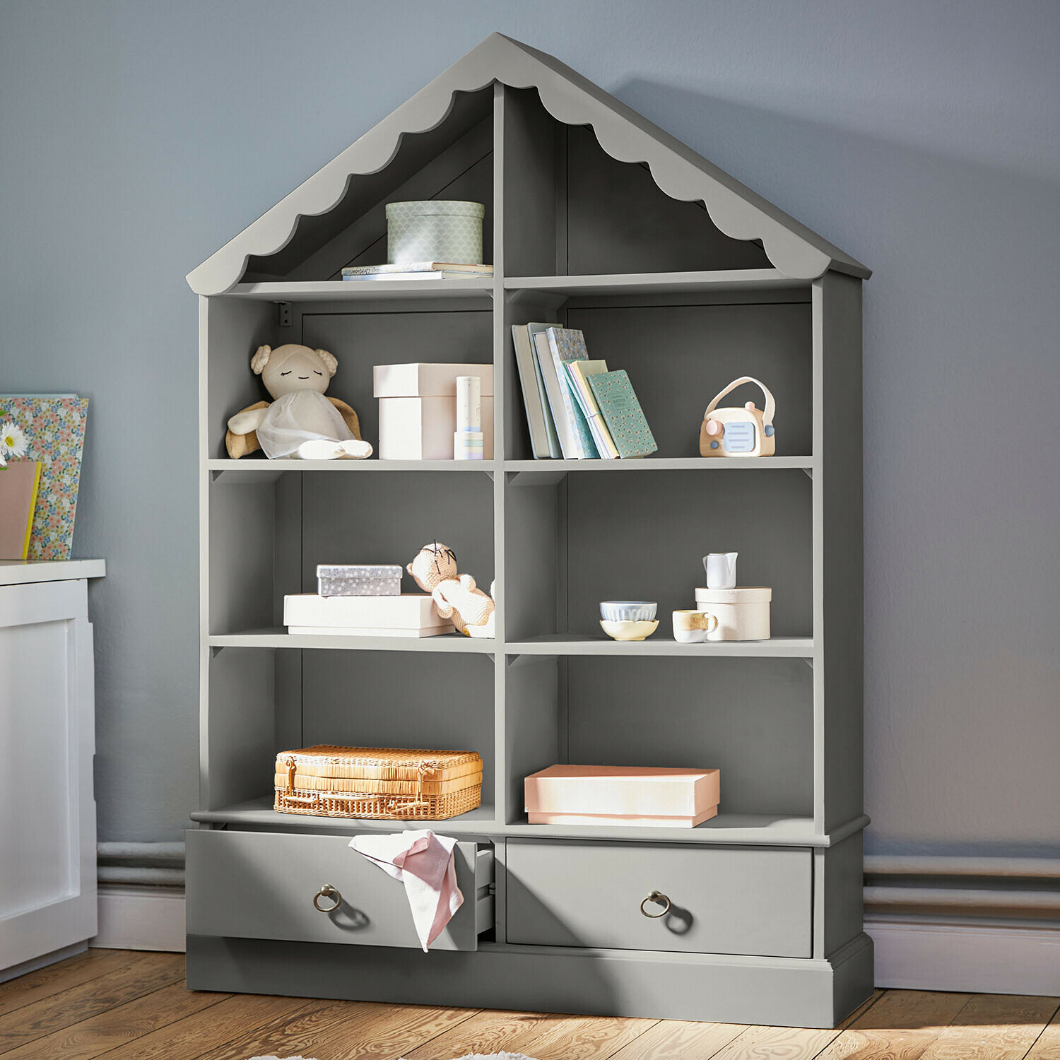 Regal Vaurillon Graues Holzregal in Hausform mit Spielzeug und Büchern für Kinderzimmer