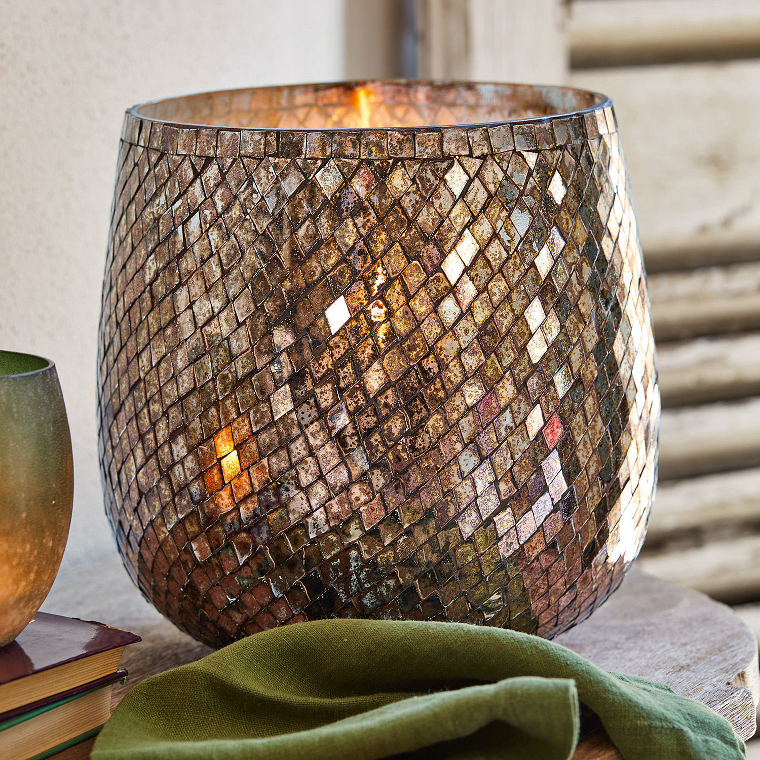 Windlicht Lissarda Mosaik-Glaswindlicht in Braun mit warmem Licht, dekoratives Wohnaccessoire für gemütliche Atmosphäre