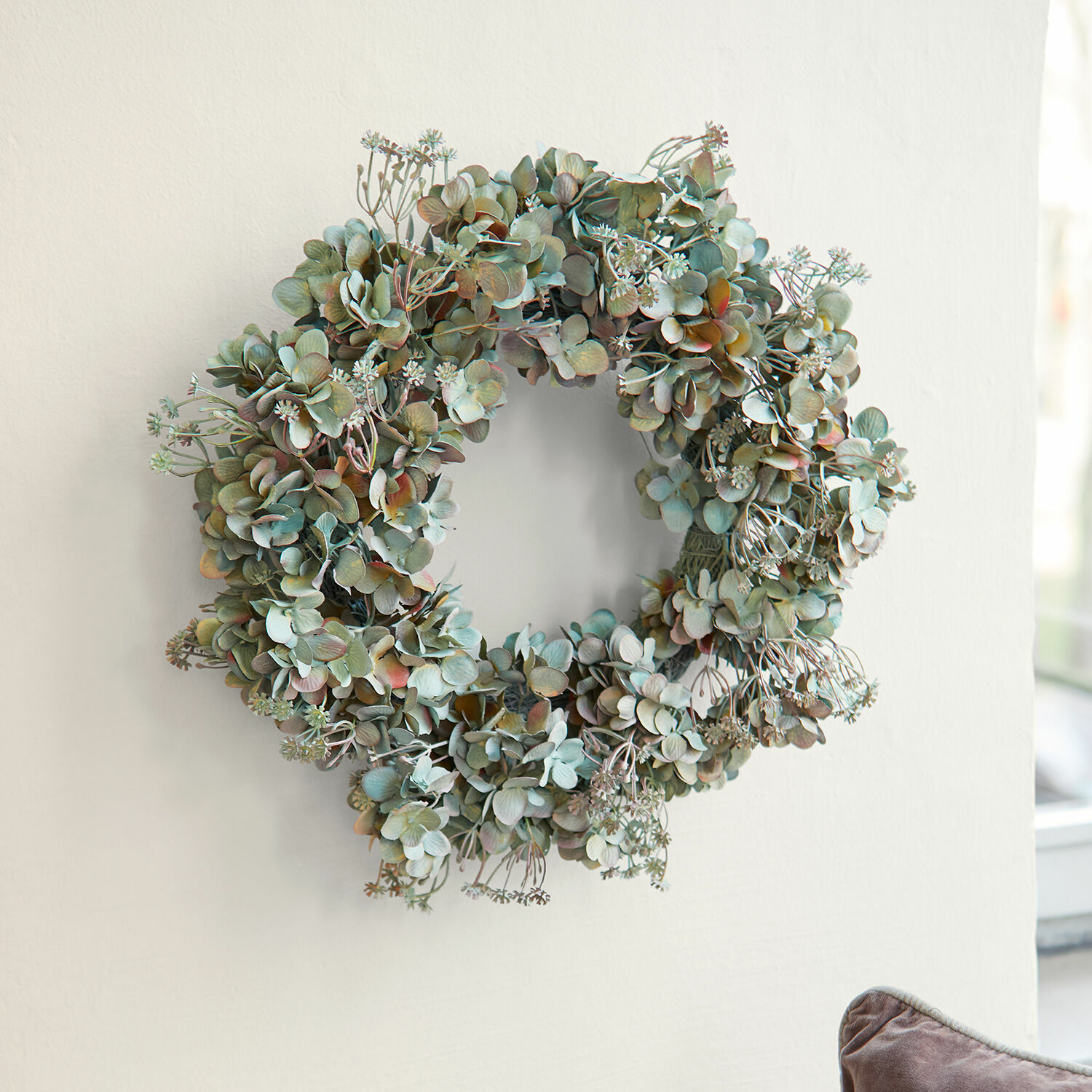 Kranz Amarente Dekorativer Kranz aus getrockneten Blättern in Grün- und Brauntönen an der Wand zur Raumdekoration