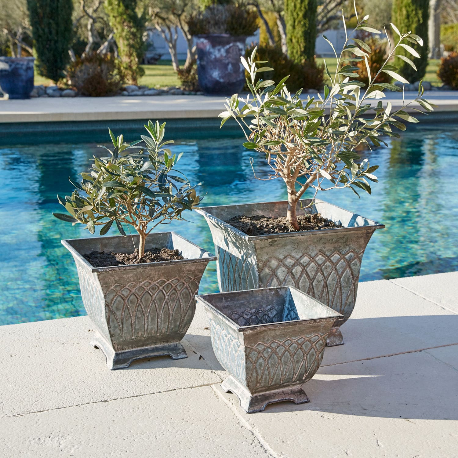 Übertopf 3er Set Klaireau Set aus drei grauen Metallblumentöpfen im Vintage-Stil neben dem Pool