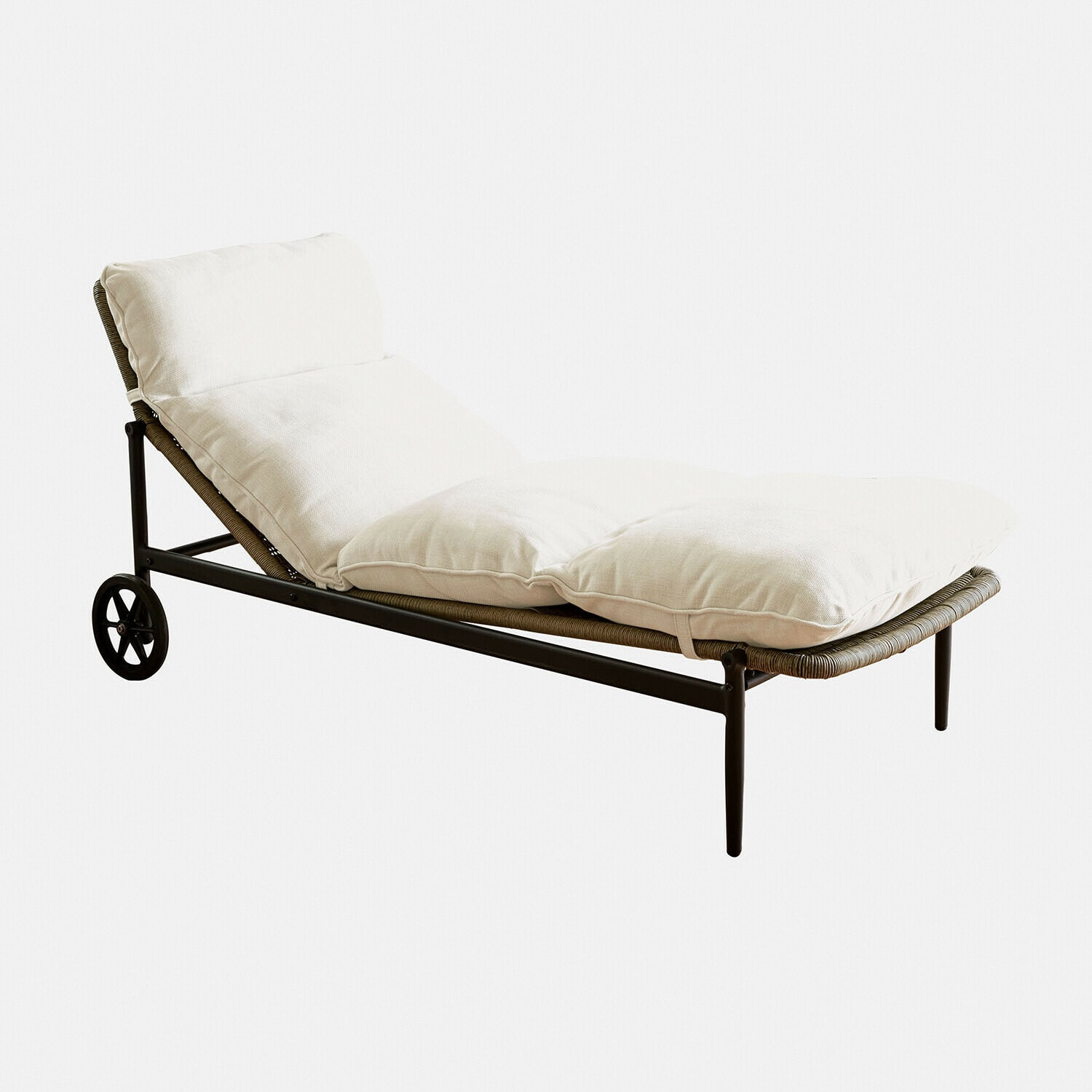 Gartenliege mit Metallgestell und cremefarbenem Polster, bequeme Outdoor-Möbel zum Entspannen
