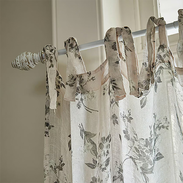 Transparenter Baumwollvorhang in Beige mit floralem Muster und Schlaufen zum Aufhängen