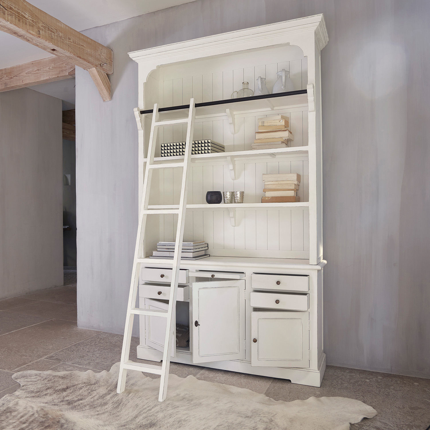 Weißer Holzschrank mit Leiter und Schubladen im Vintage-Stil zur Aufbewahrung