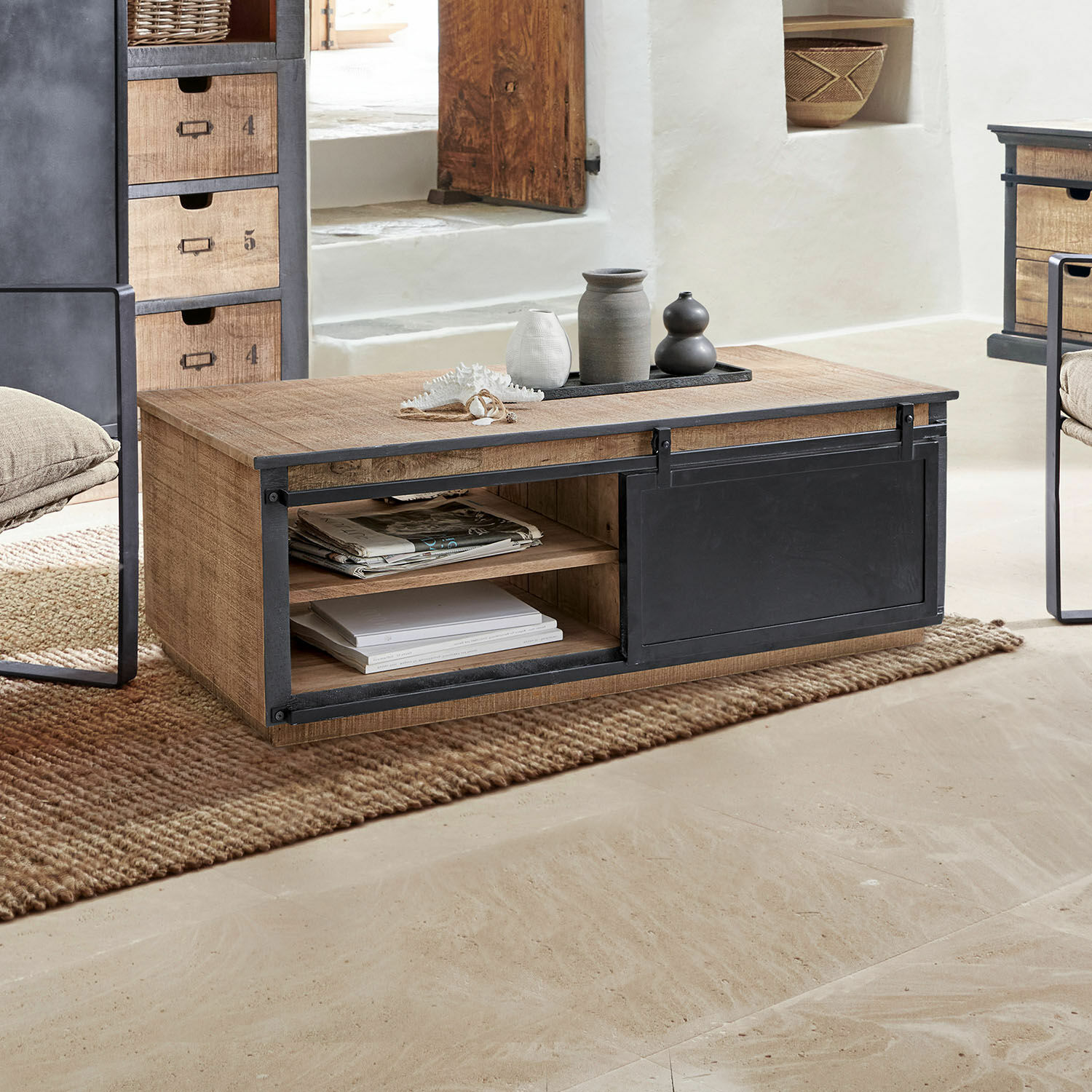 Couchtisch Vulmont Couchtisch aus Holz und schwarzem Metall mit Regalen für Bücher und Dekoration im Wohnzimmer