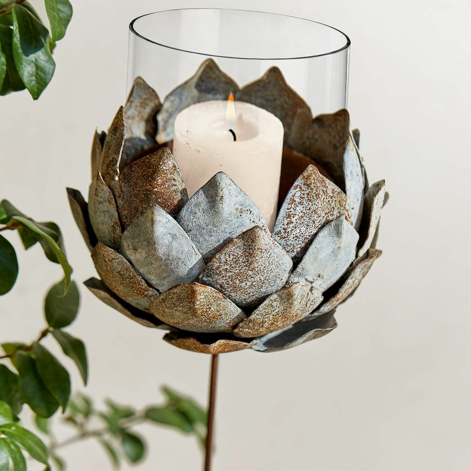 Kerzenhalter Cuvier Metall-Kerzenhalter in Blumenform mit weißer Kerze und Glasaufsatz, stilvolle Wohnraumdeko