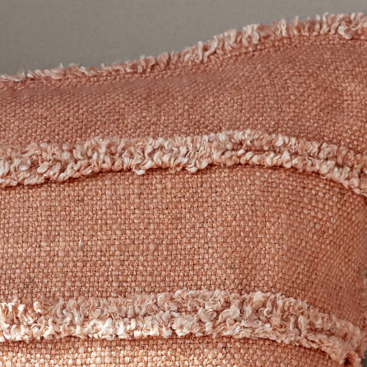 Rosa Dekokissen aus weichem Material mit Fransen und gewebter Struktur für Wohnraumgestaltung