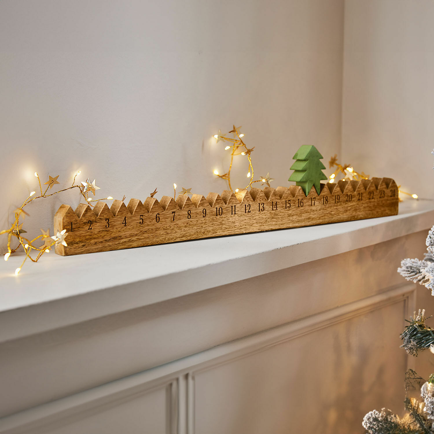 Adventskalender Ciloren Holz-Adventskalender mit grünem Tannenbaum und LED-Lichterkette auf weißem Regal, Weihnachtsdekoration